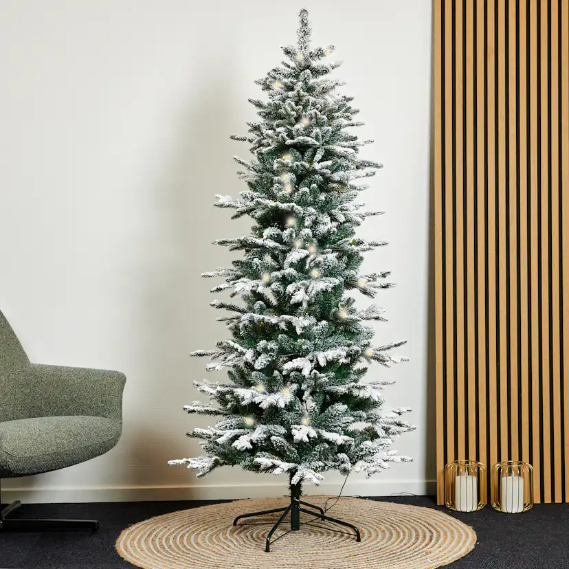 Plastgran Nordic Winter Smal Julgran med Snö 180x86 cm med LED-Belysning