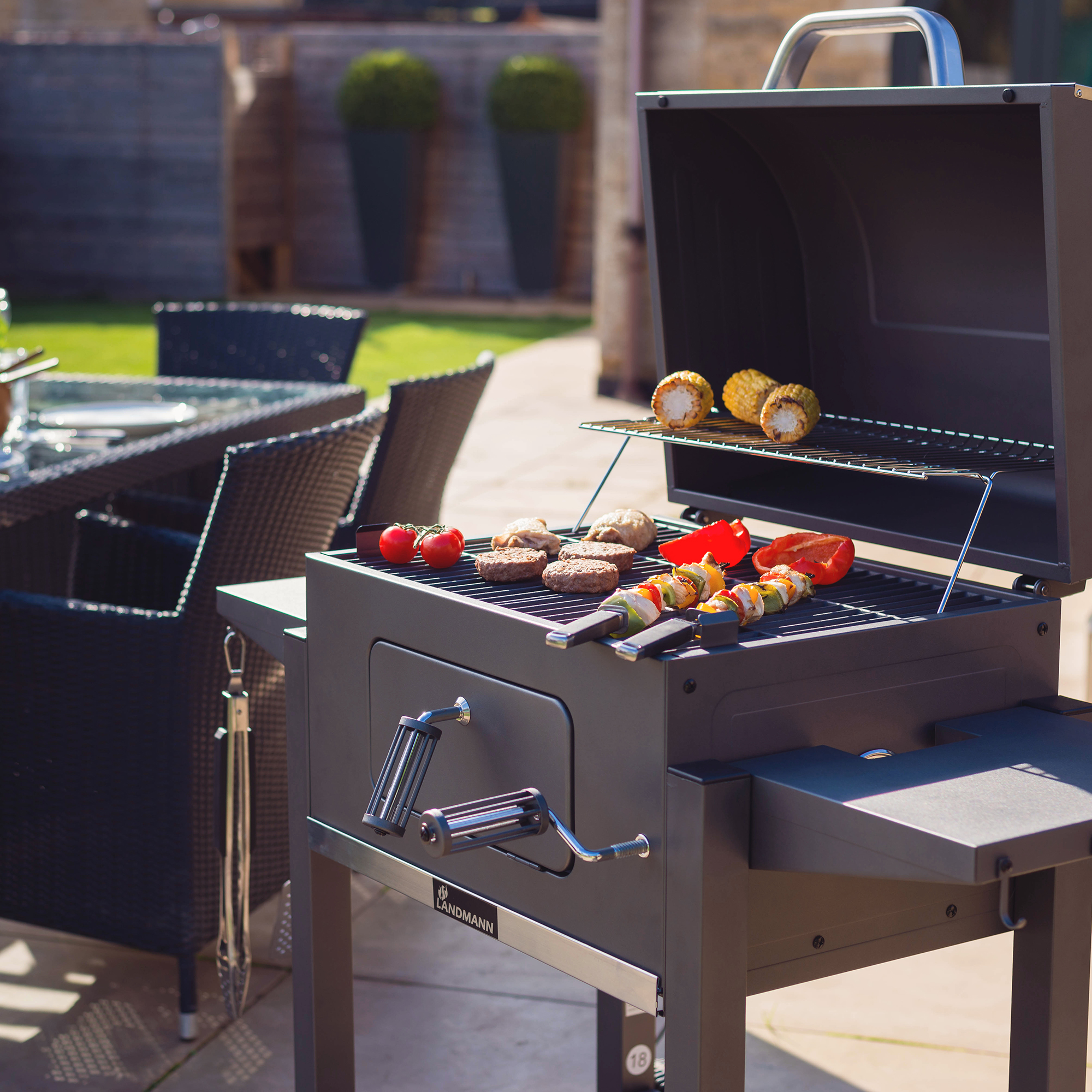 Kolgrill Landmann Tennessee Broiler Grilltunna med Fällbara Sidobord & Integrerad Termometer