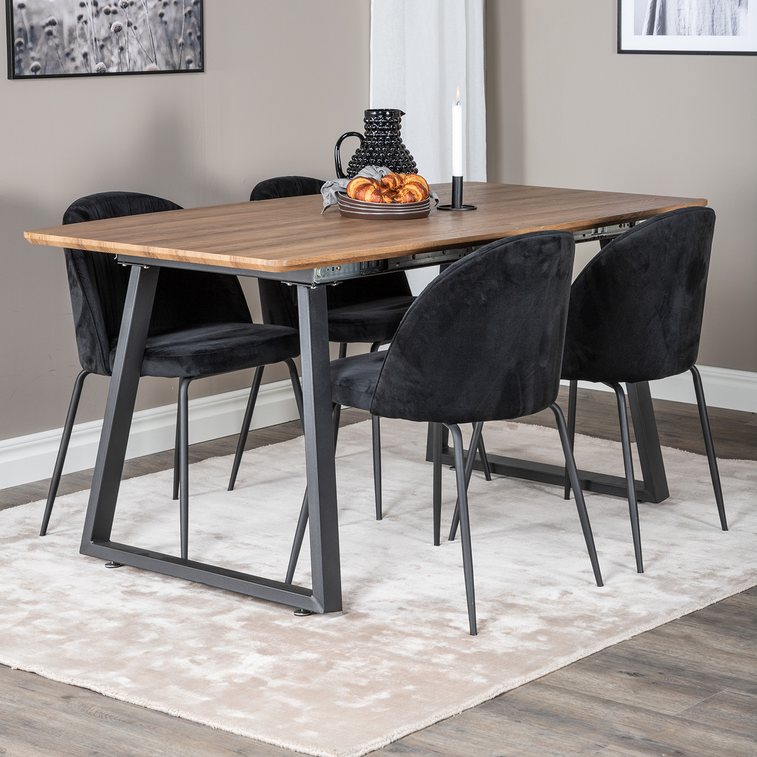 Matgrupp Venture Home Ina med 4 Wrigley Stolar Sammet