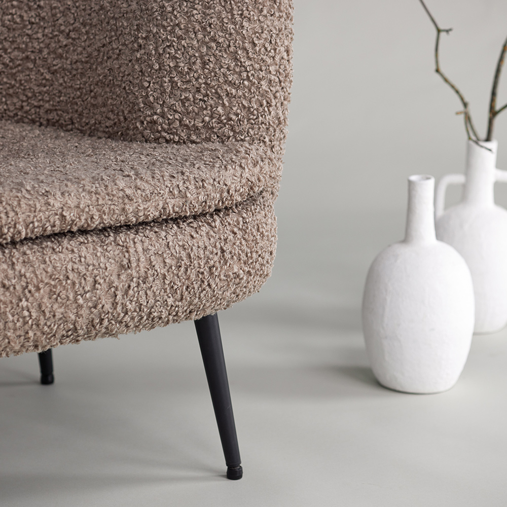 Fåtölj Vind Nordkoster Mörkbeige Teddytyg & Ben i Svart Stål