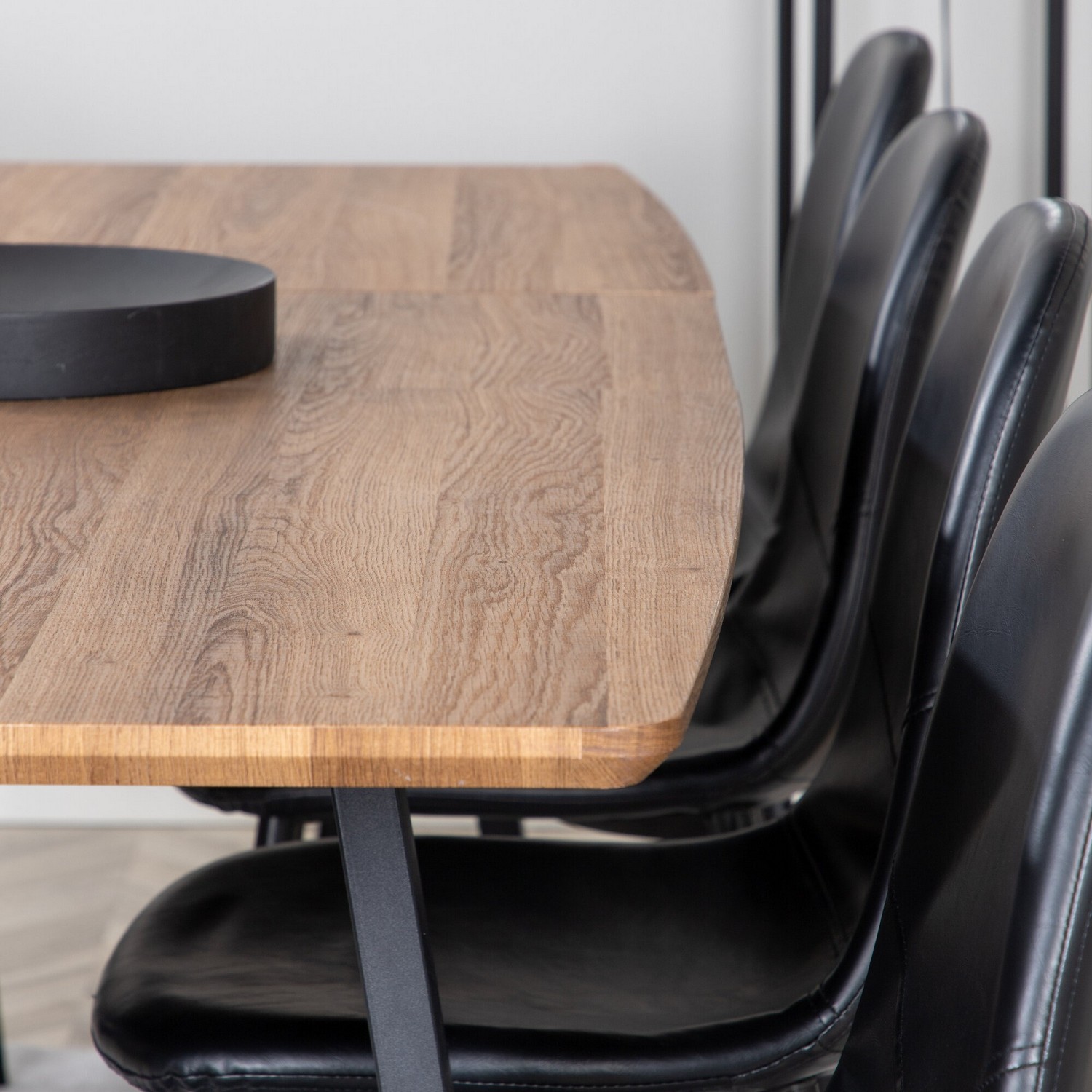 Matgrupp Venture Home Ina med 8 Pobbie Stolar Svart