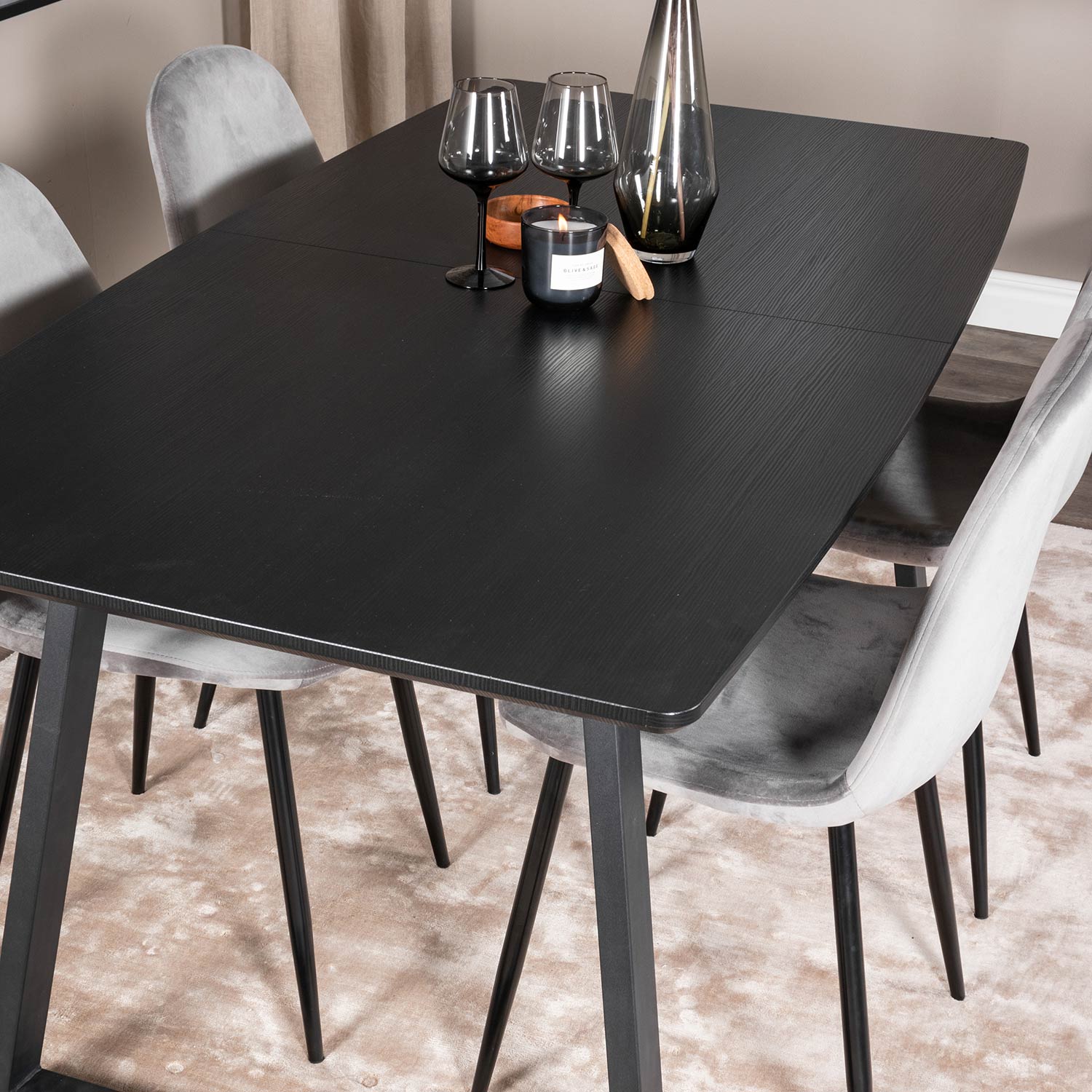 Matgrupp Venture Home Ina med 4 Pobbie Stolar Sammet