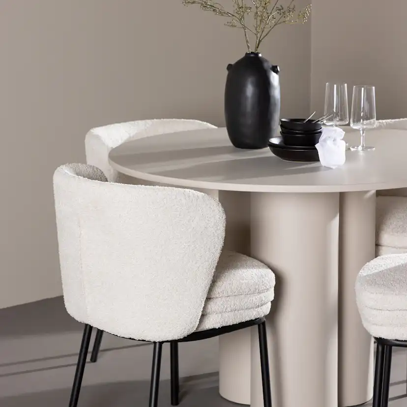 Matgrupp Venture Home Olivia Ø110 med 4 st Agnes Stolar
