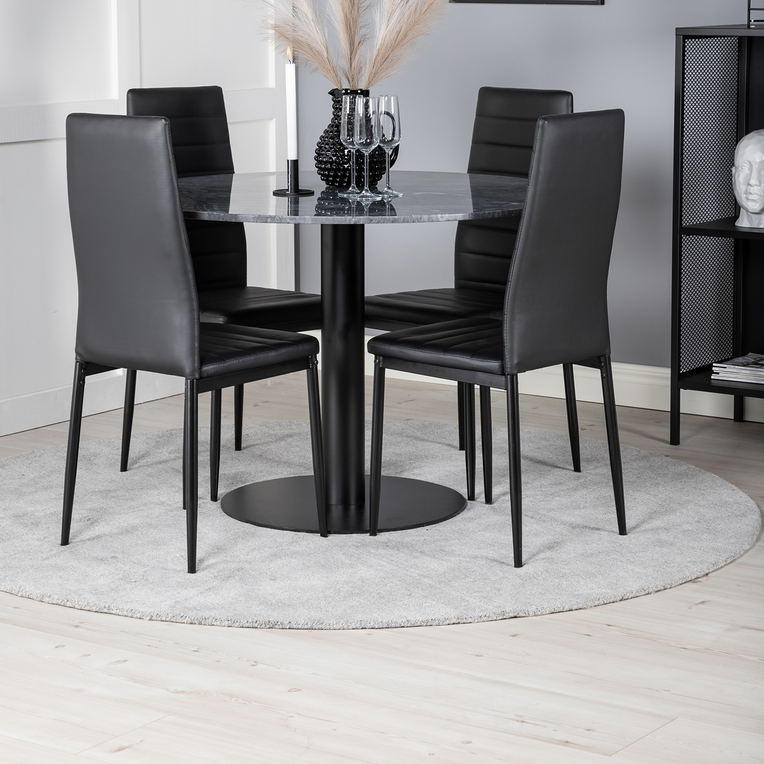 Matgrupp Venture Home Estelle med 4 Sly Stolar Konstläder