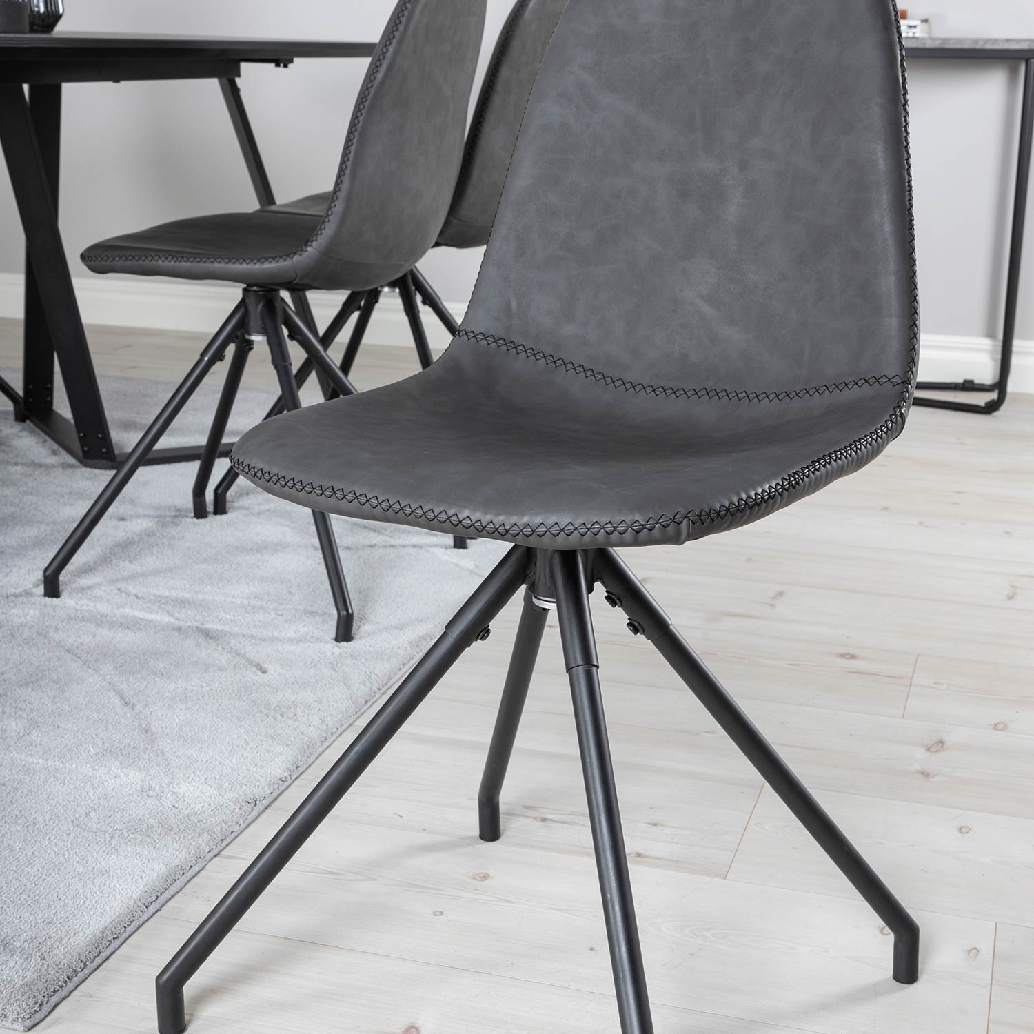 Matgrupp Venture Home Madde med 6 Pobbie Stolar Konstläder