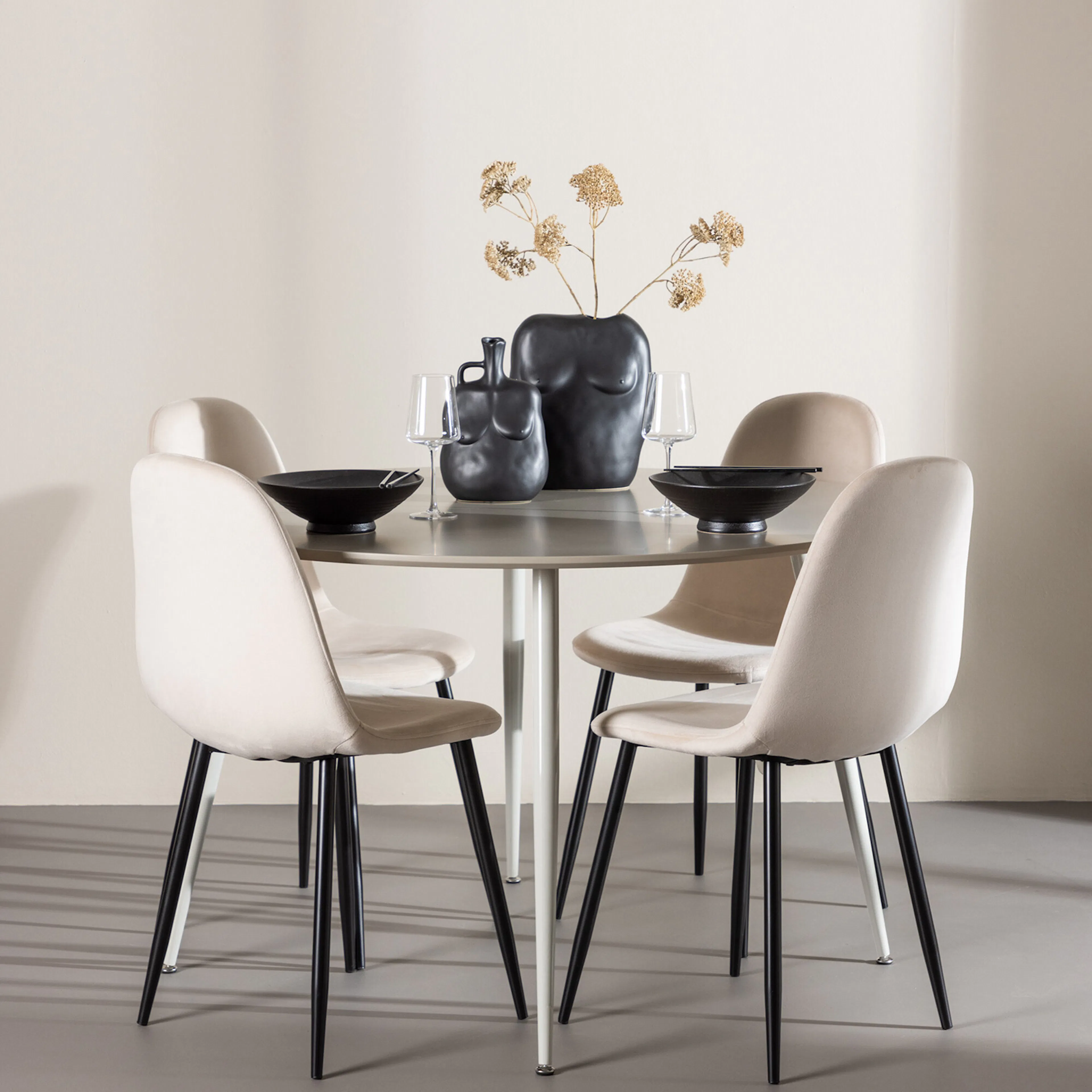 Plaza Dining Table with Polar Dining Chair Färg: Beige/Beige, Ben: Svarta