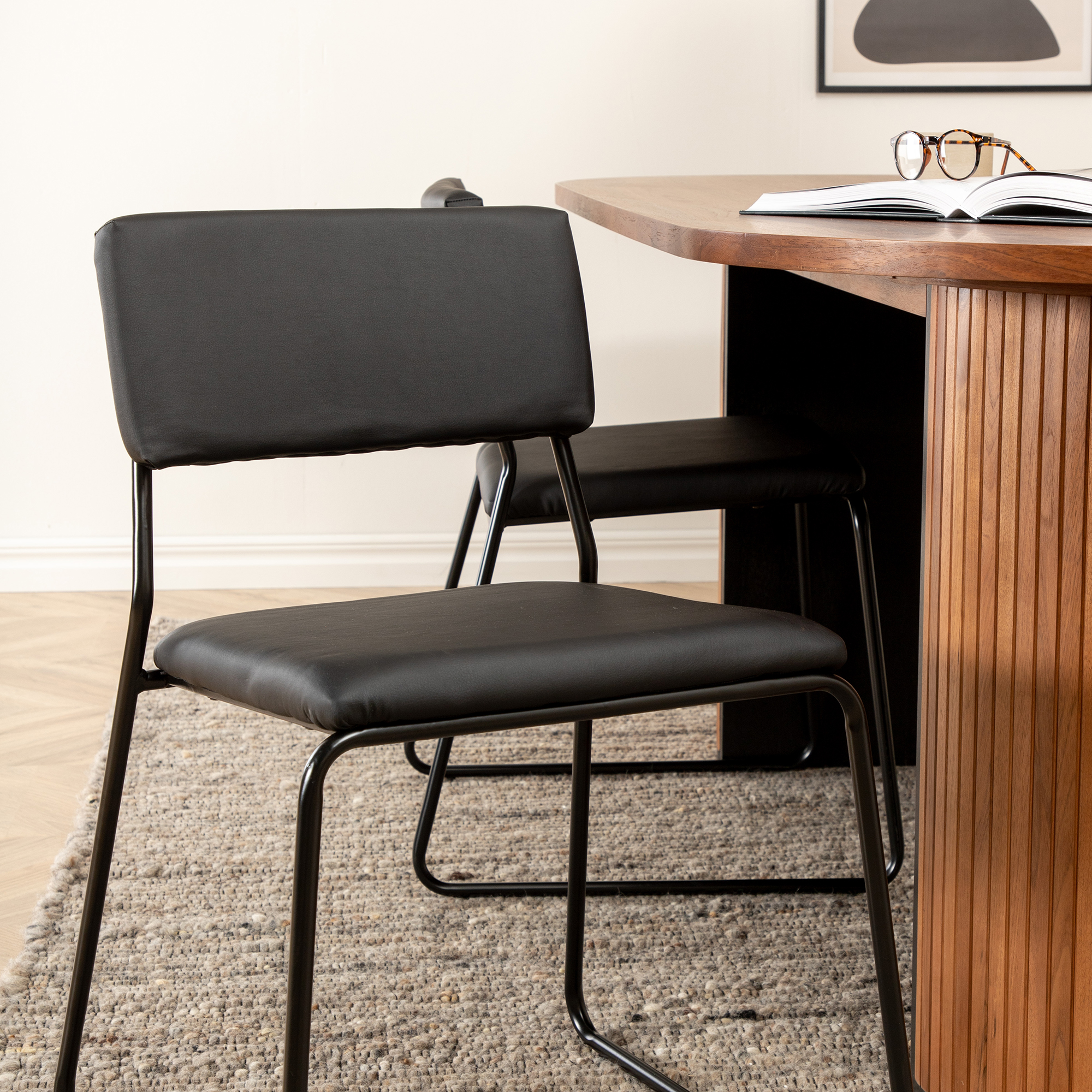 Matgrupp Venture Home Bianca Valnöt med 4 Kungshamn Stolar Konstläder