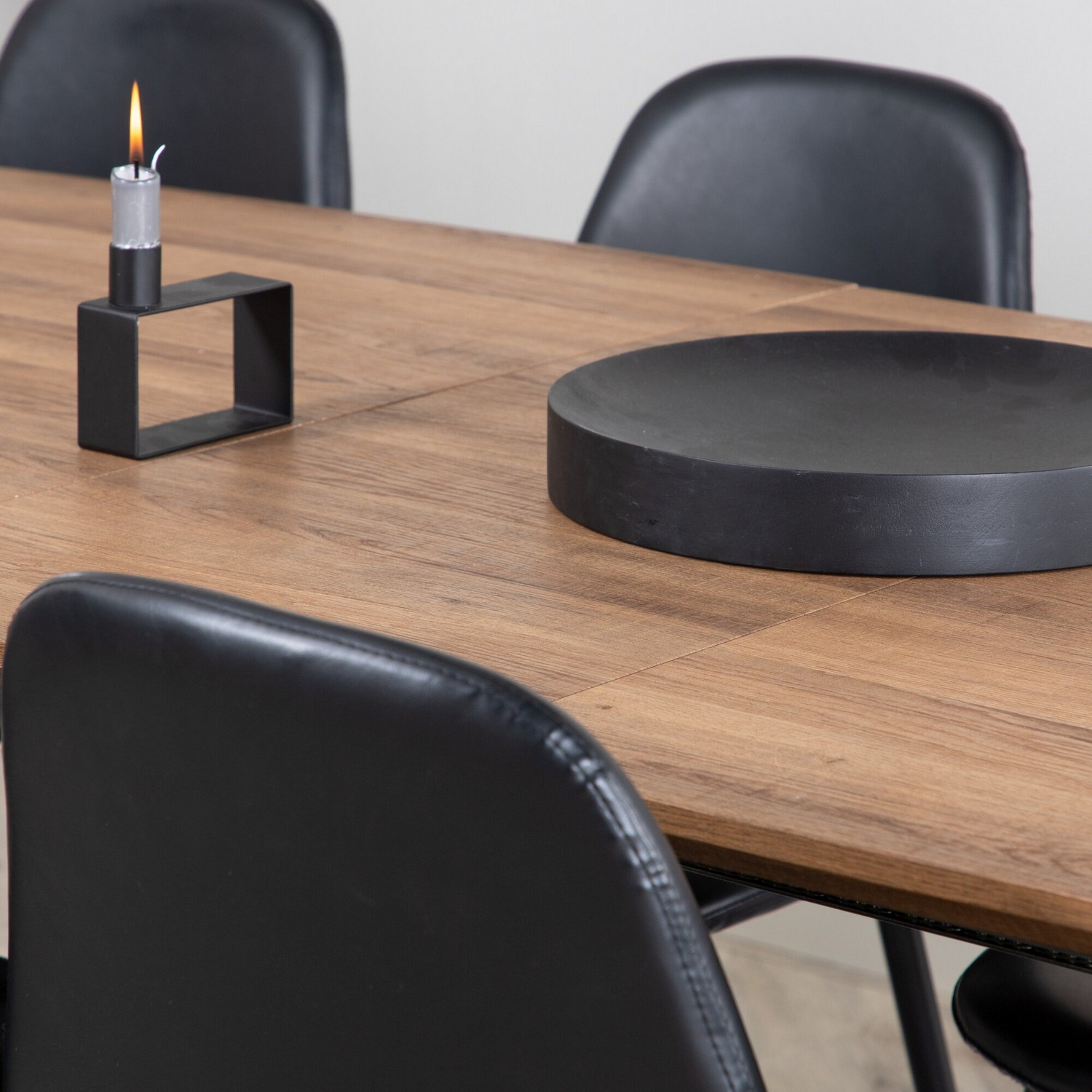 Matgrupp Venture Home Ina med 8 Pobbie Stolar Svart