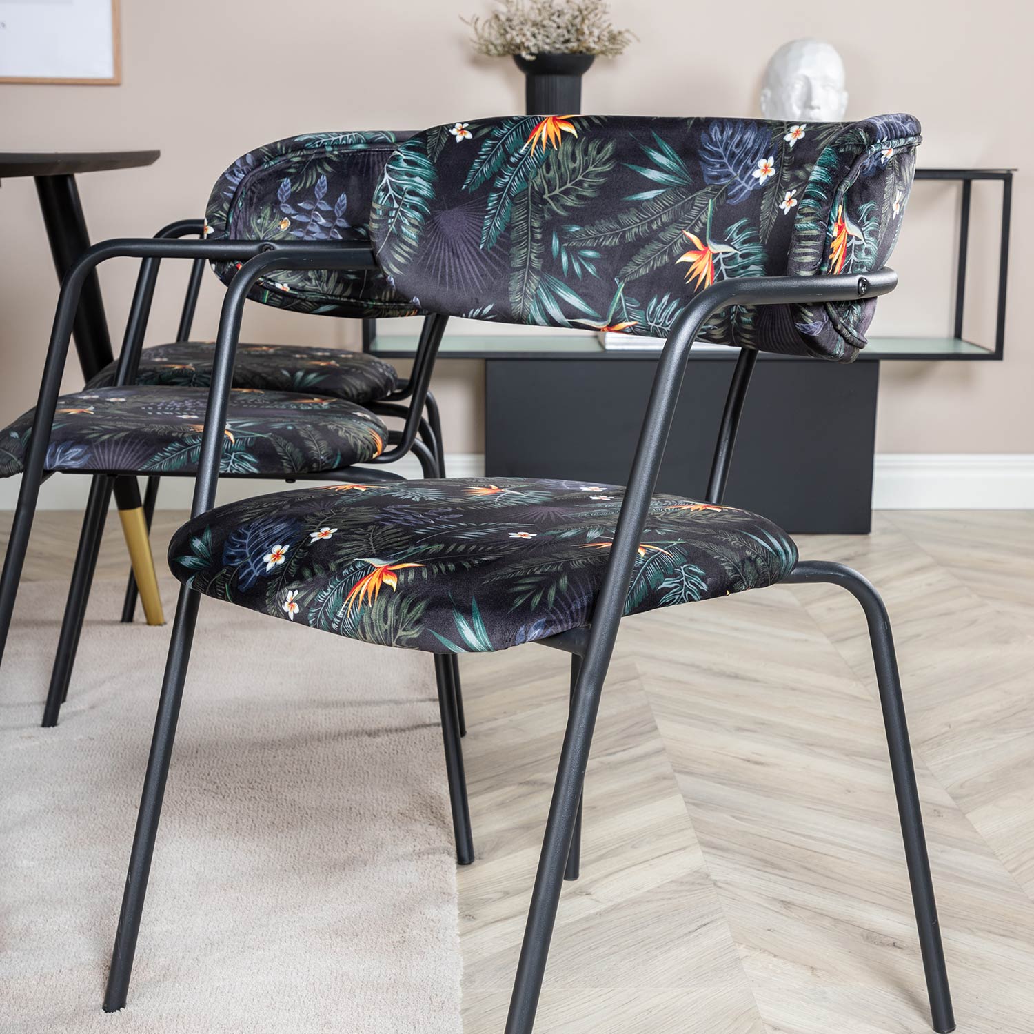 Matgrupp Venture Home Disa med 6 Aris Stolar Polyestertyg