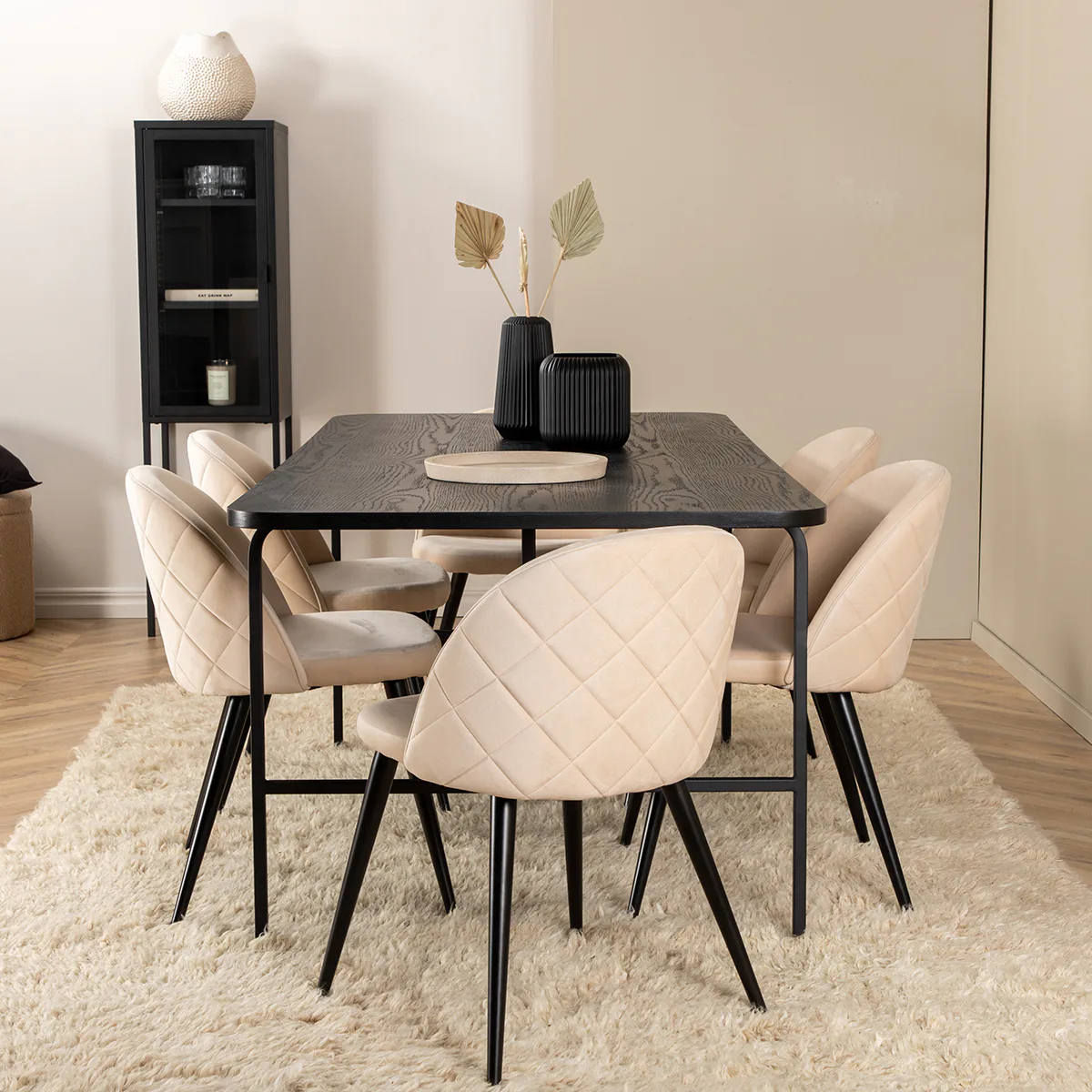 Uno Dining Table - Black / Black Veneer+Velvet Stitches Cha Material Sammet