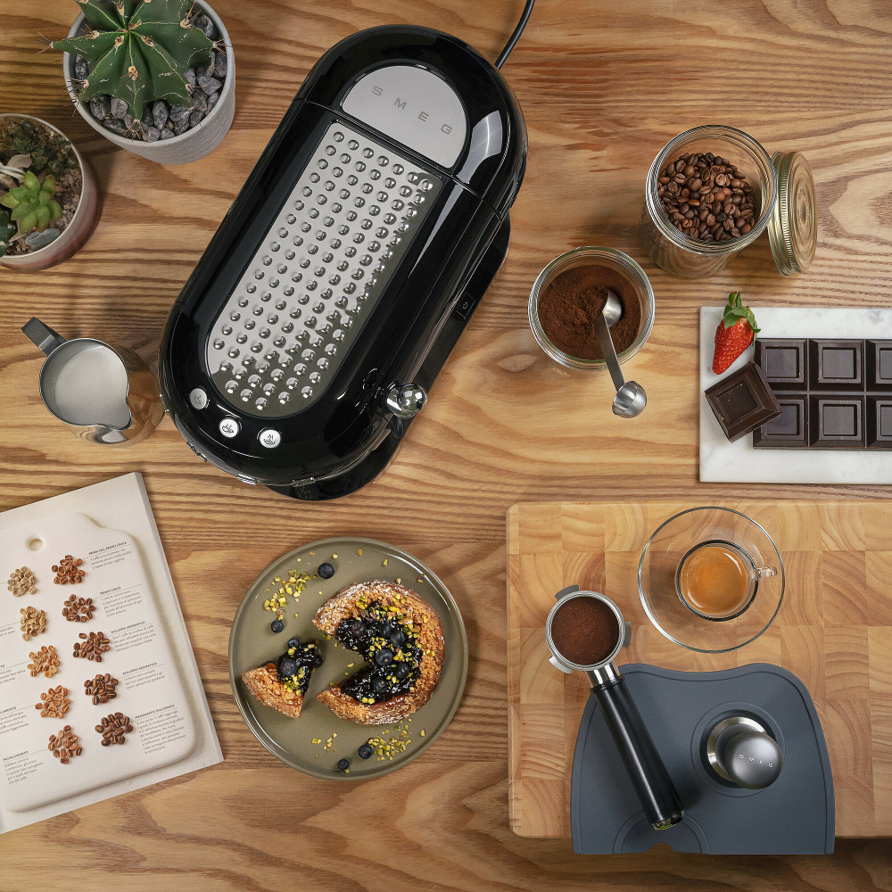 Kaffepaket Smeg Espressobryggare, Kaffekvarn & Mjölkskummare