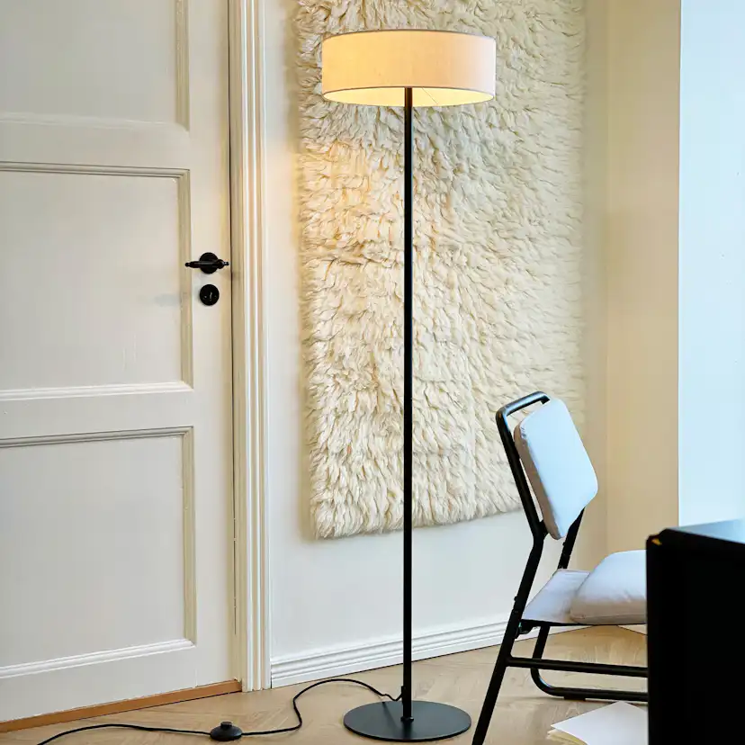 Golvlampa Dyberg Larsen Calix
