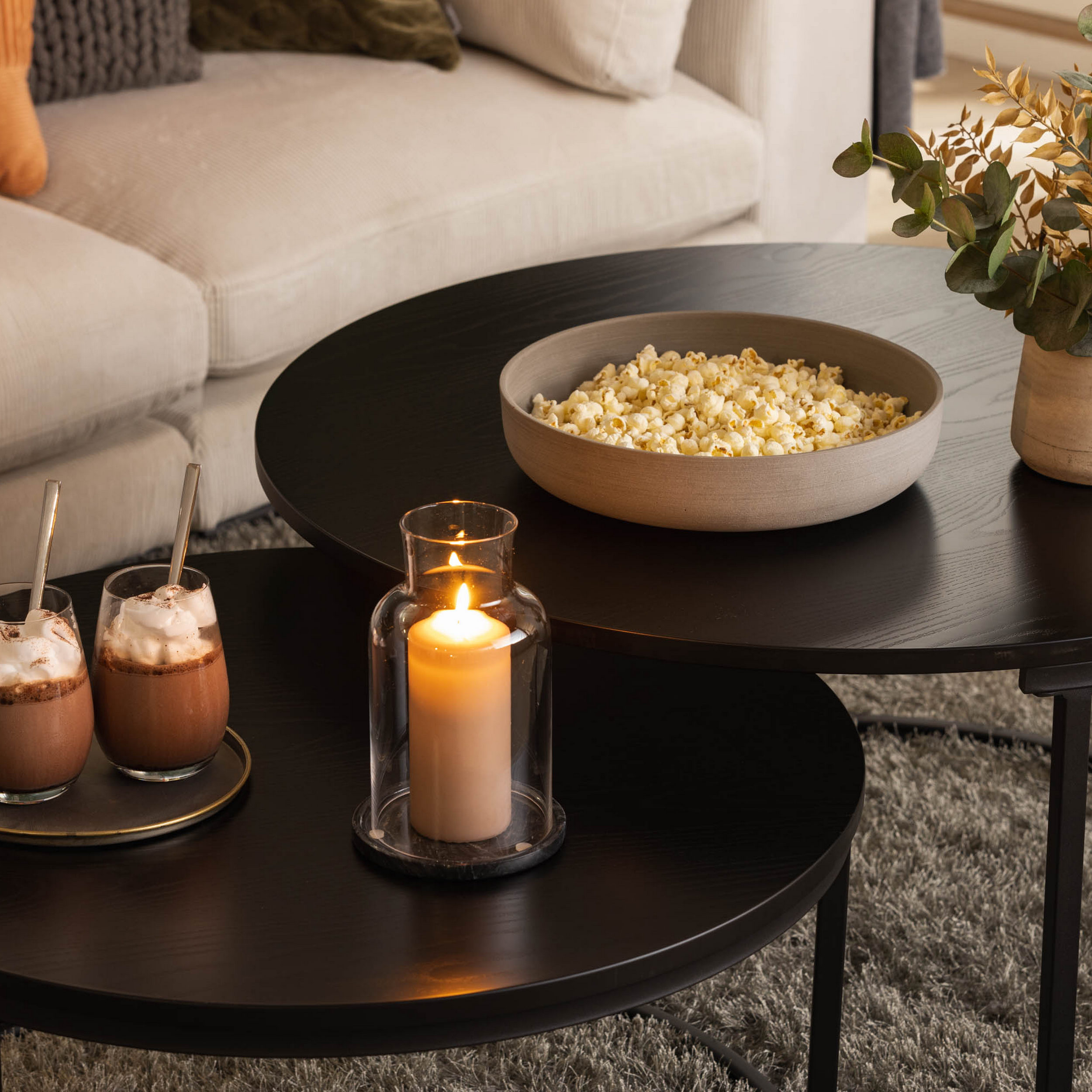 Satsbord In Living Thyra 2st Runda Bord