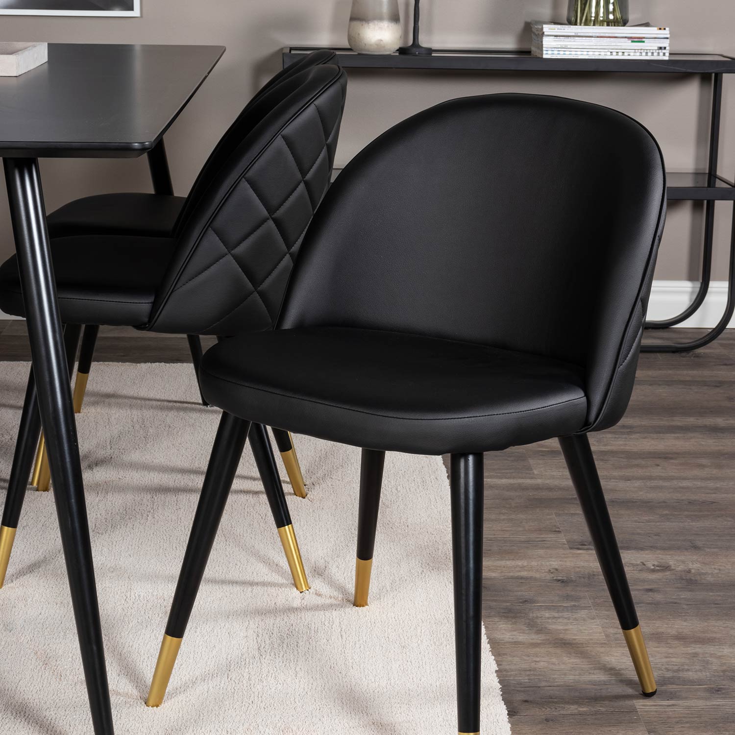 Matgrupp Venture Home Silvia med 6 Valentina Stolar Konstläder