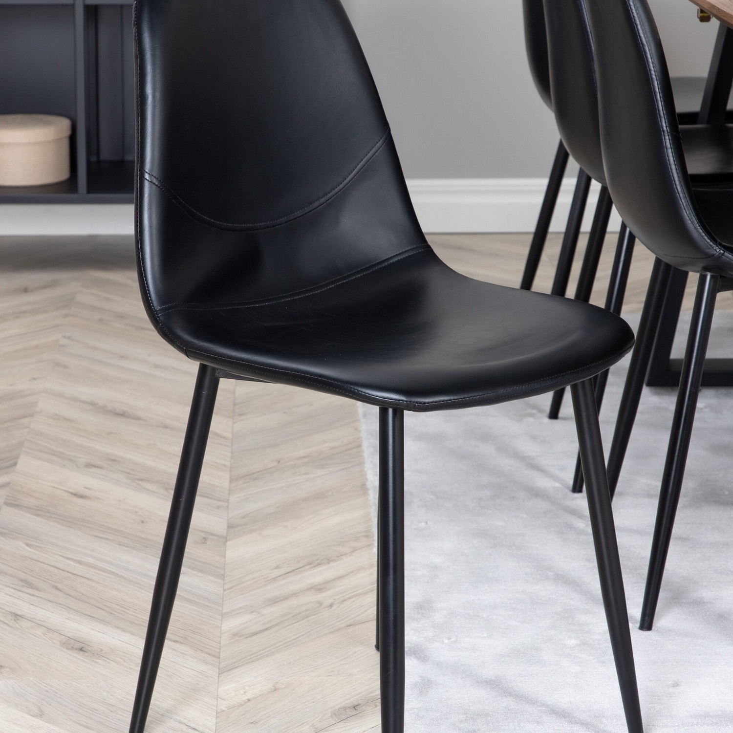 Matgrupp Venture Home Ina med 8 Pobbie Stolar Svart