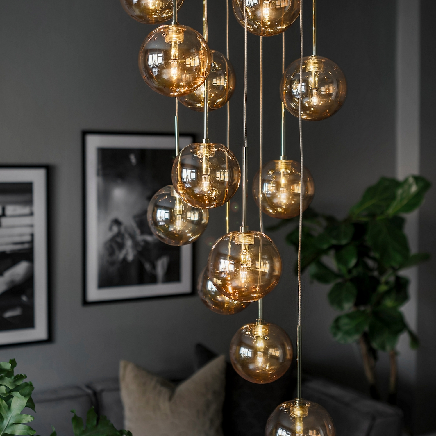 Taklampa Globen Lighting Skyfall Amber