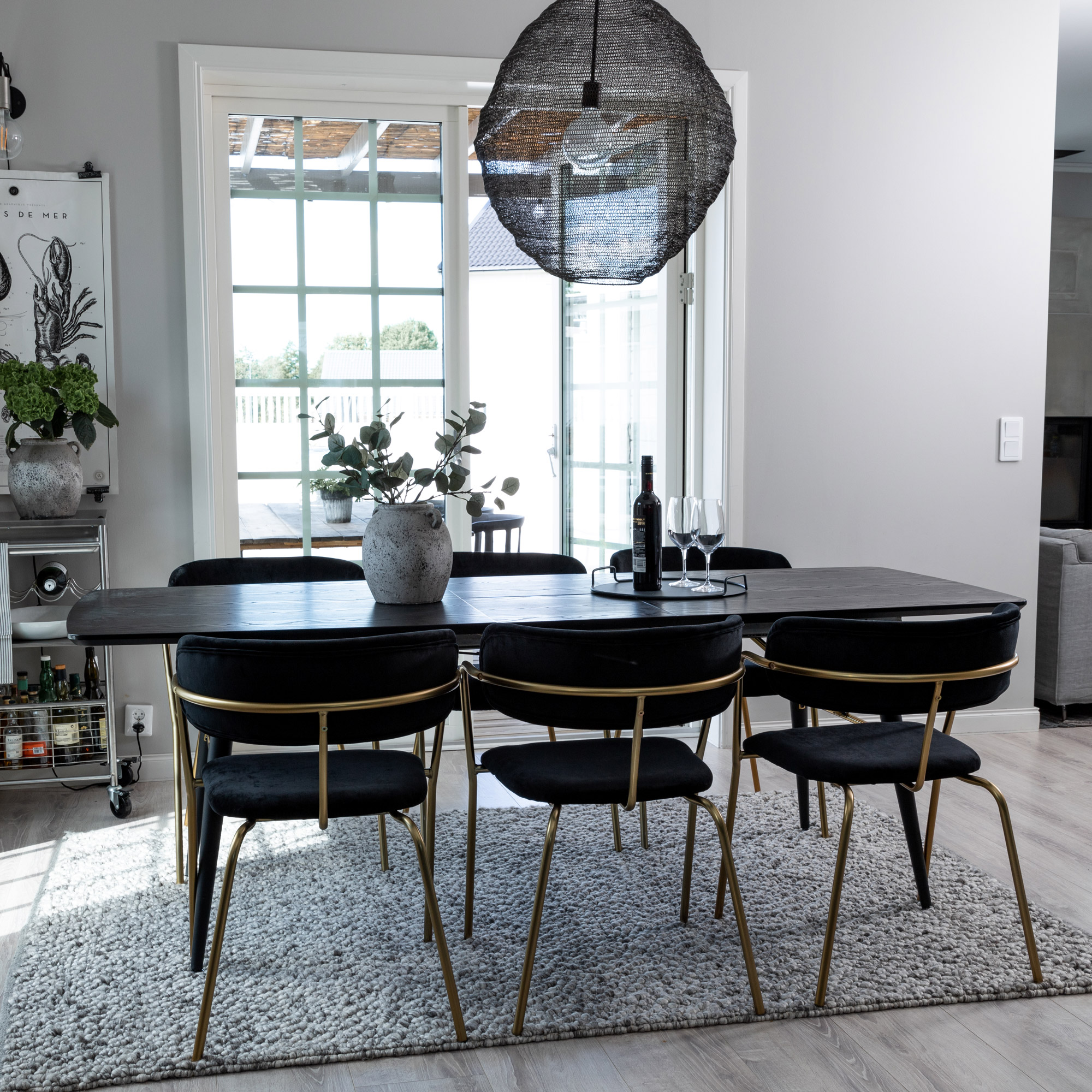 Matgrupp Venture Home Gold Förlängningsbart Bord & 6 Arrow Stolar i Svart Sammet