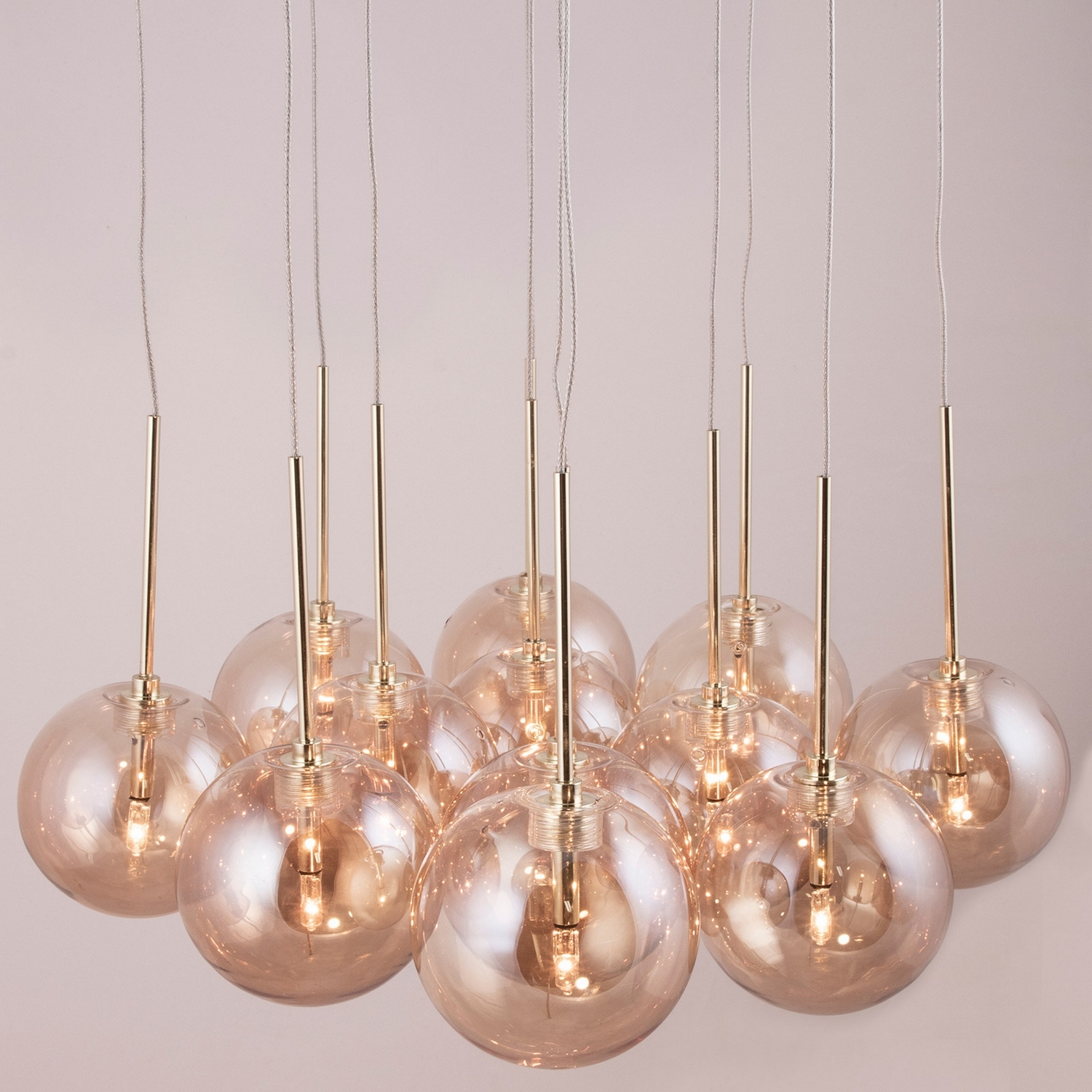 Taklampa Globen Lighting Skyfall Amber