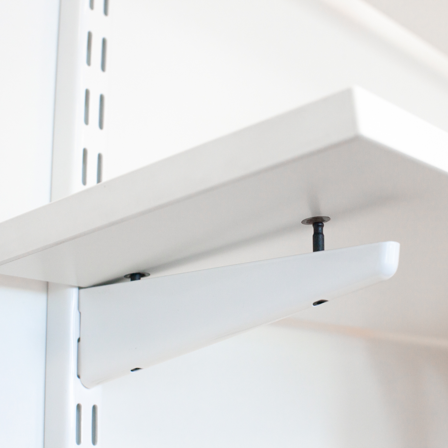 Pluggar Elfa till Melaminhylla