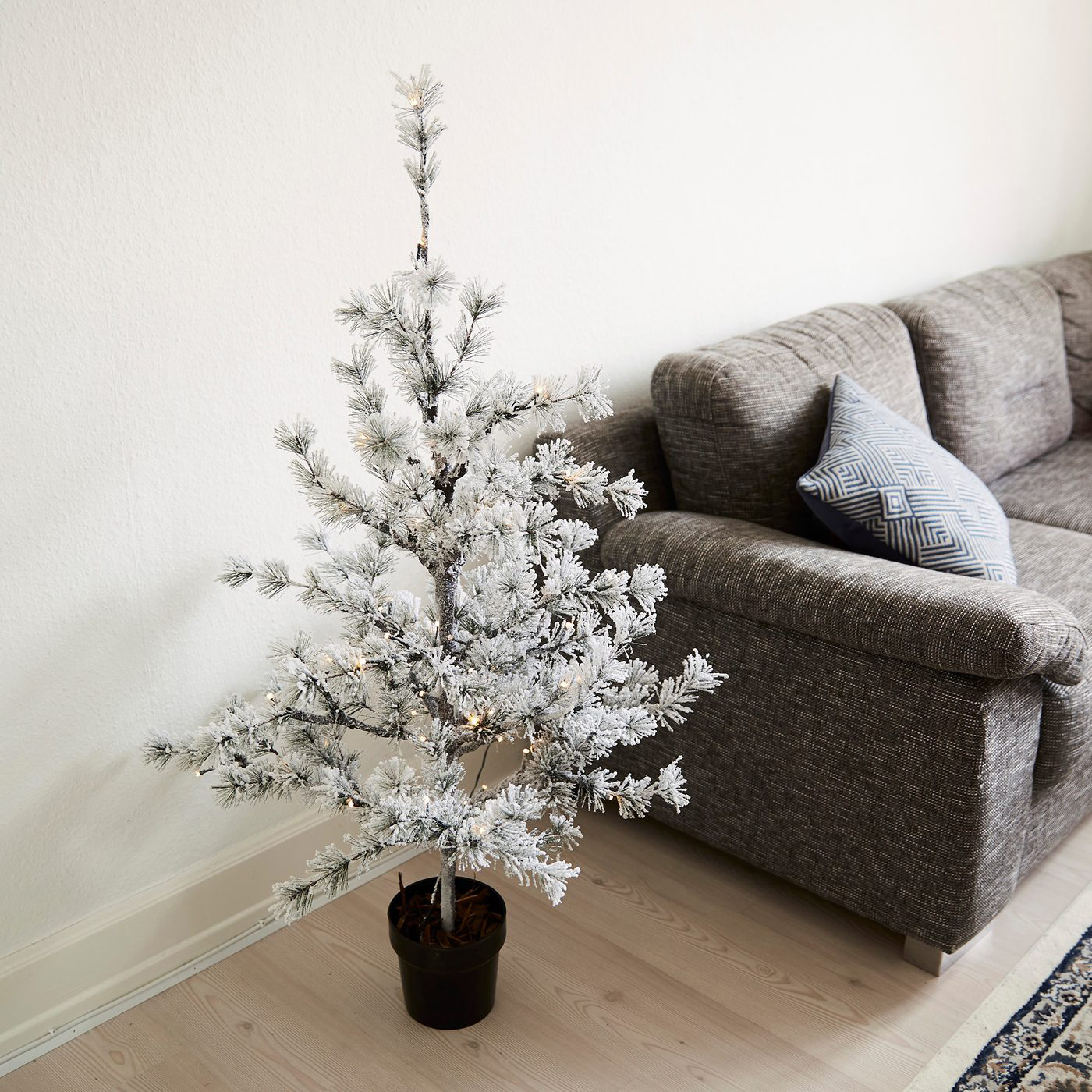 Lärkträd Nordic Winter i Kruka 120 cm med Snö och Ljus