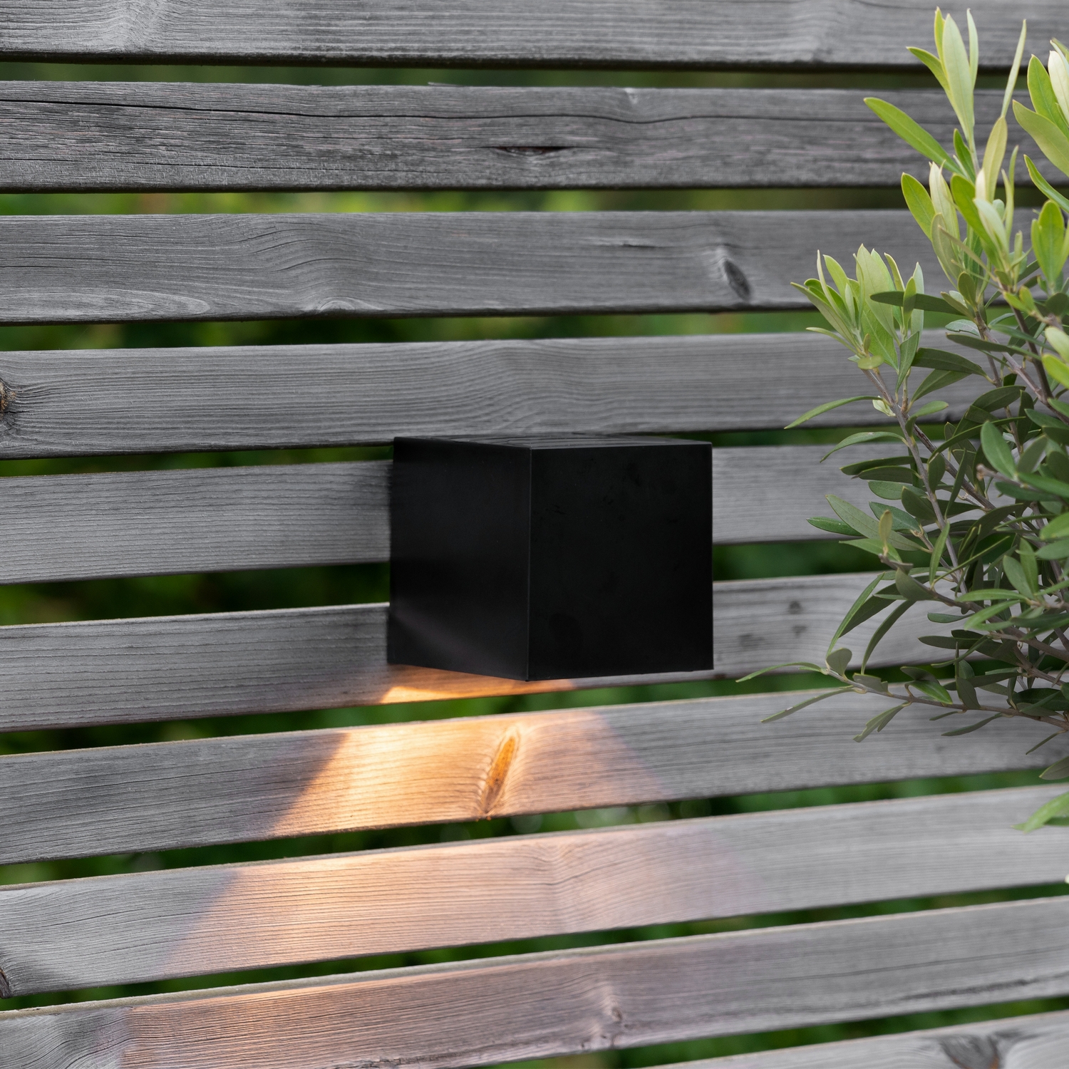 Solcells-vägglykta Star Trading Wally Cube Twilight