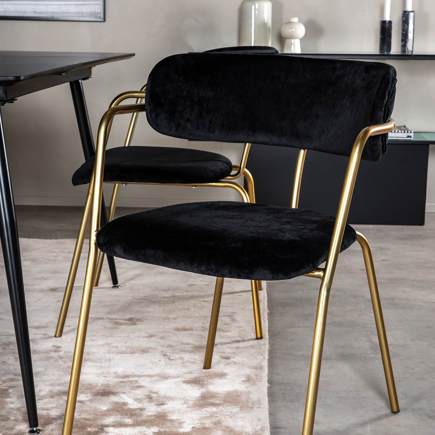 Matgrupp Venture Home Silvia med Iläggsskiva och 4 Aris Karmstolar