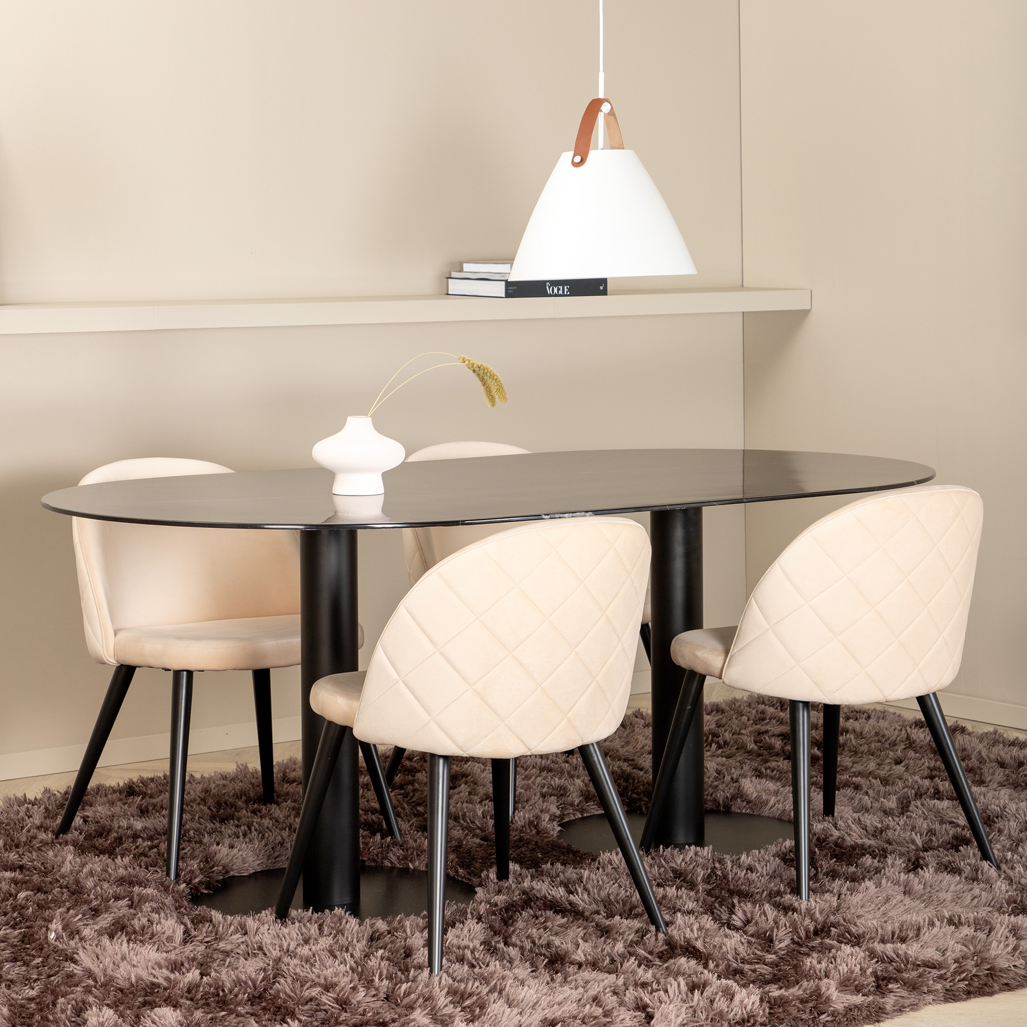 Matgrupp Venture Home Oslo med 4 Valentina Stitcthes Stolar Sammet