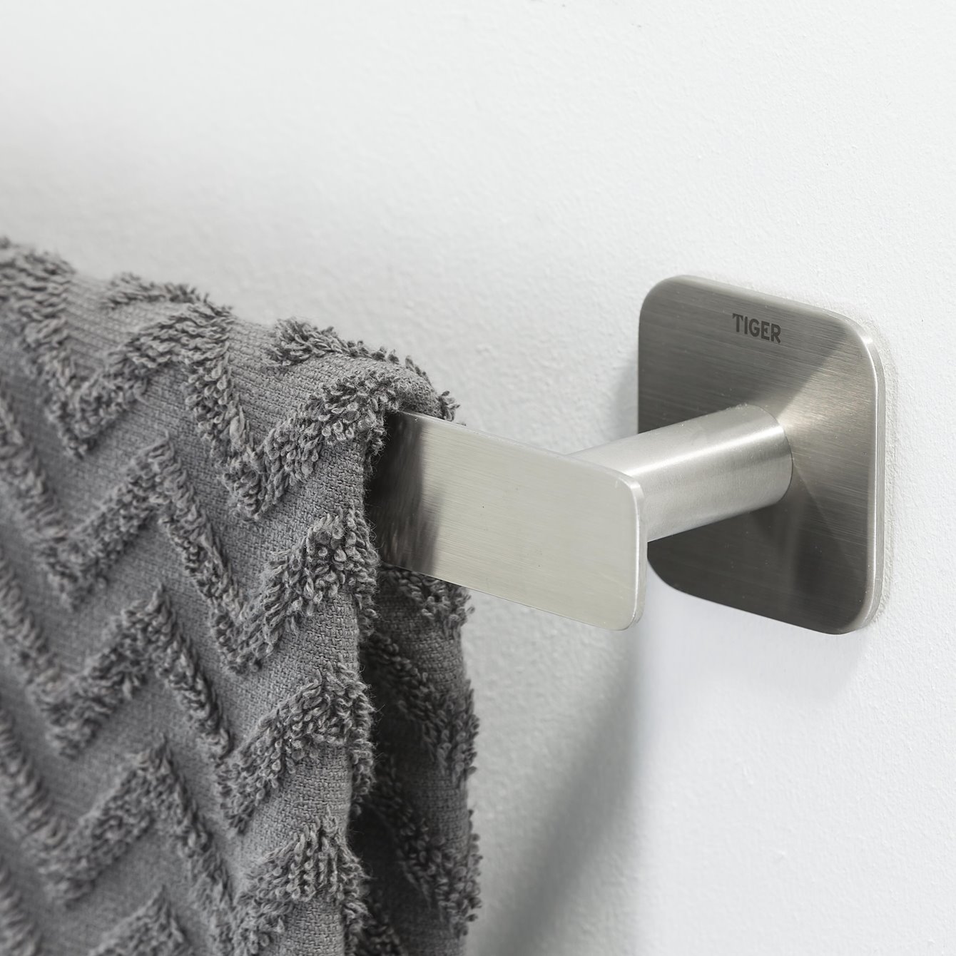 COLAR Handduksstång 60 cm mattborstad självhäftande - TIGER Mattborstad Krom