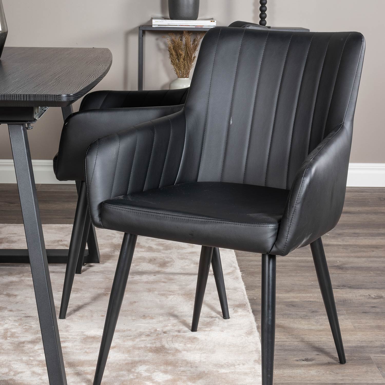 Matgrupp Venture Home Ina1 med 4 Corina Stolar Konstläder