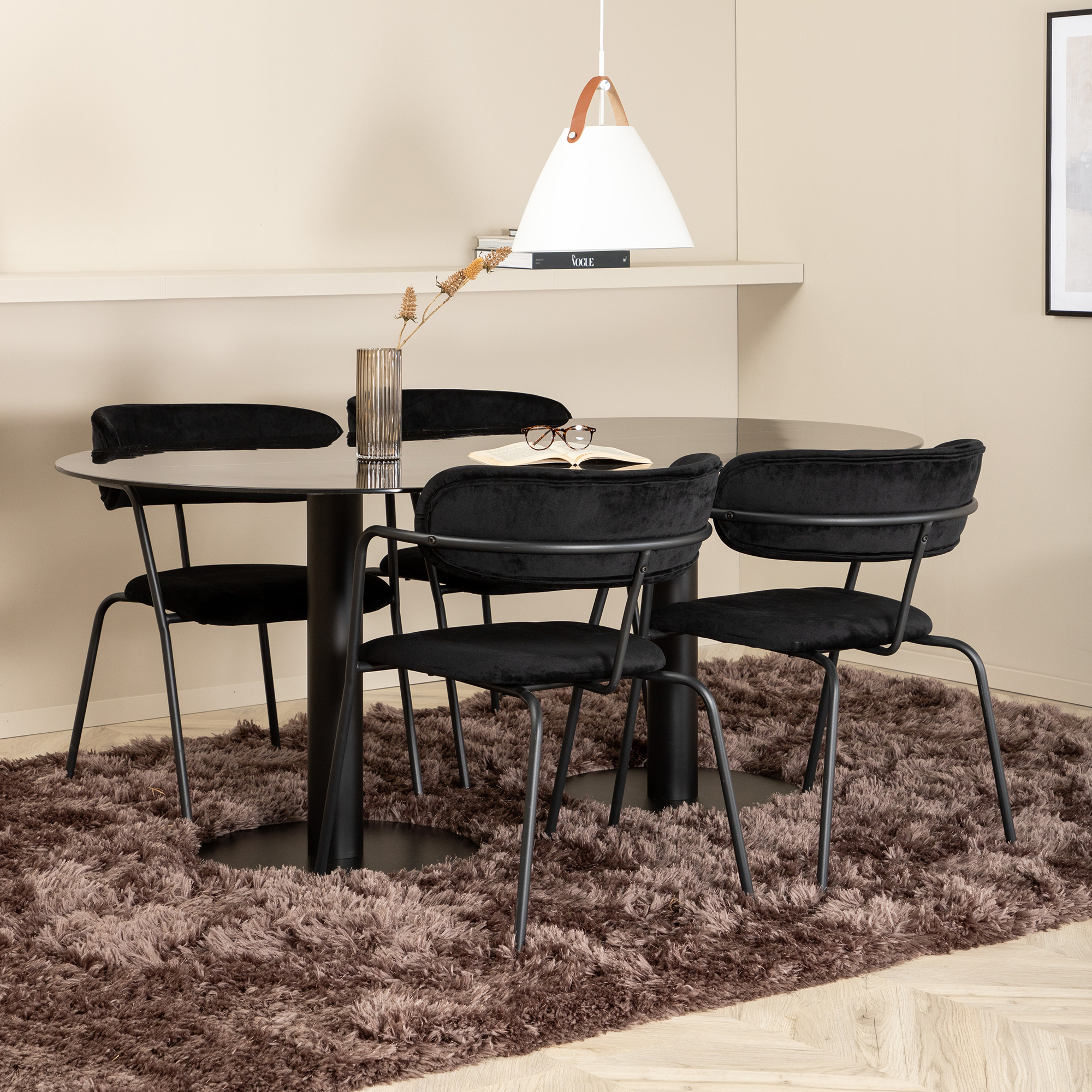 Matgrupp Venture Home Oslo med 4 Aris Stolar