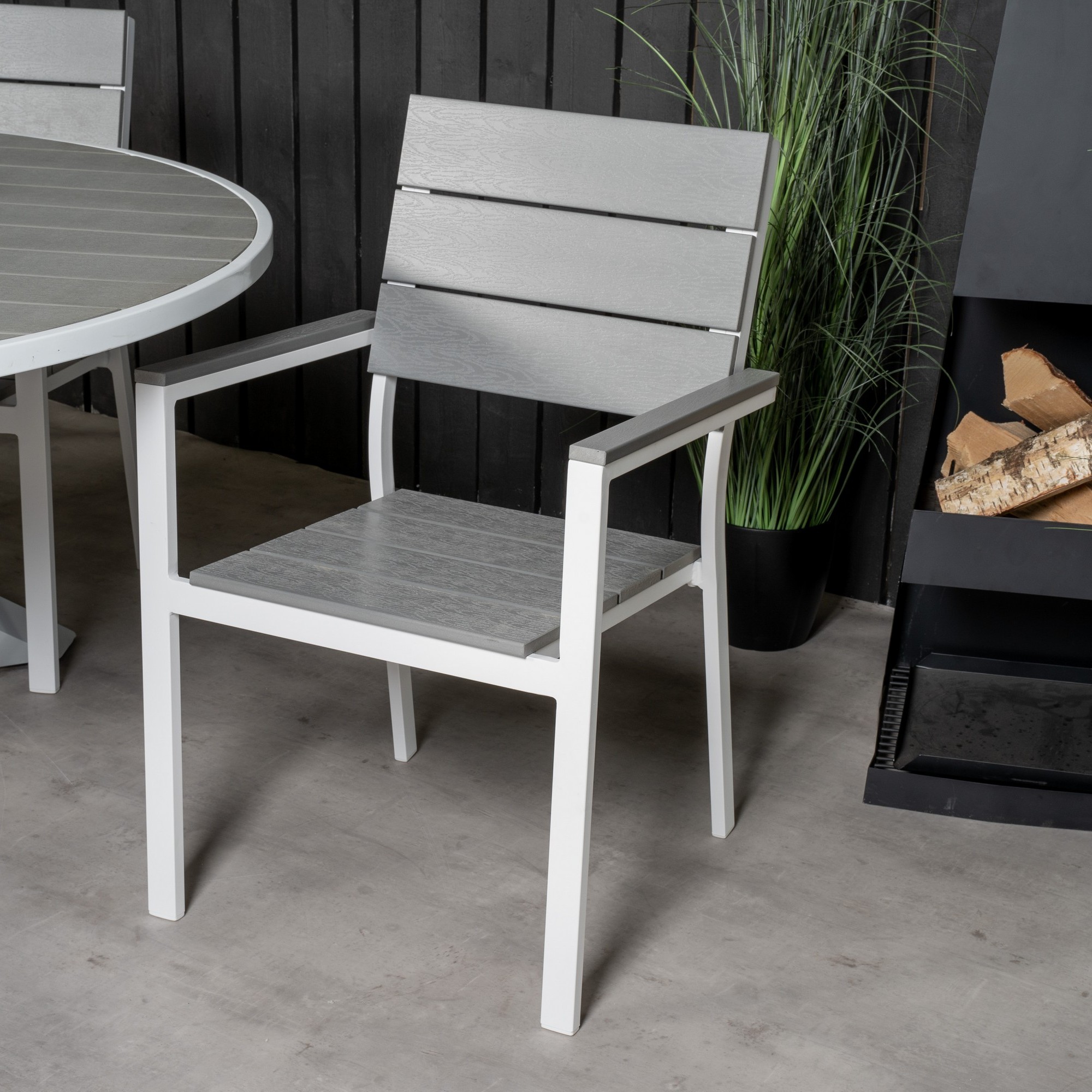 Matgrupp Comfort Garden Parma Matgrupp Utomhus Rund Ø140cm med 4 Levels Stapelbara Matstolar