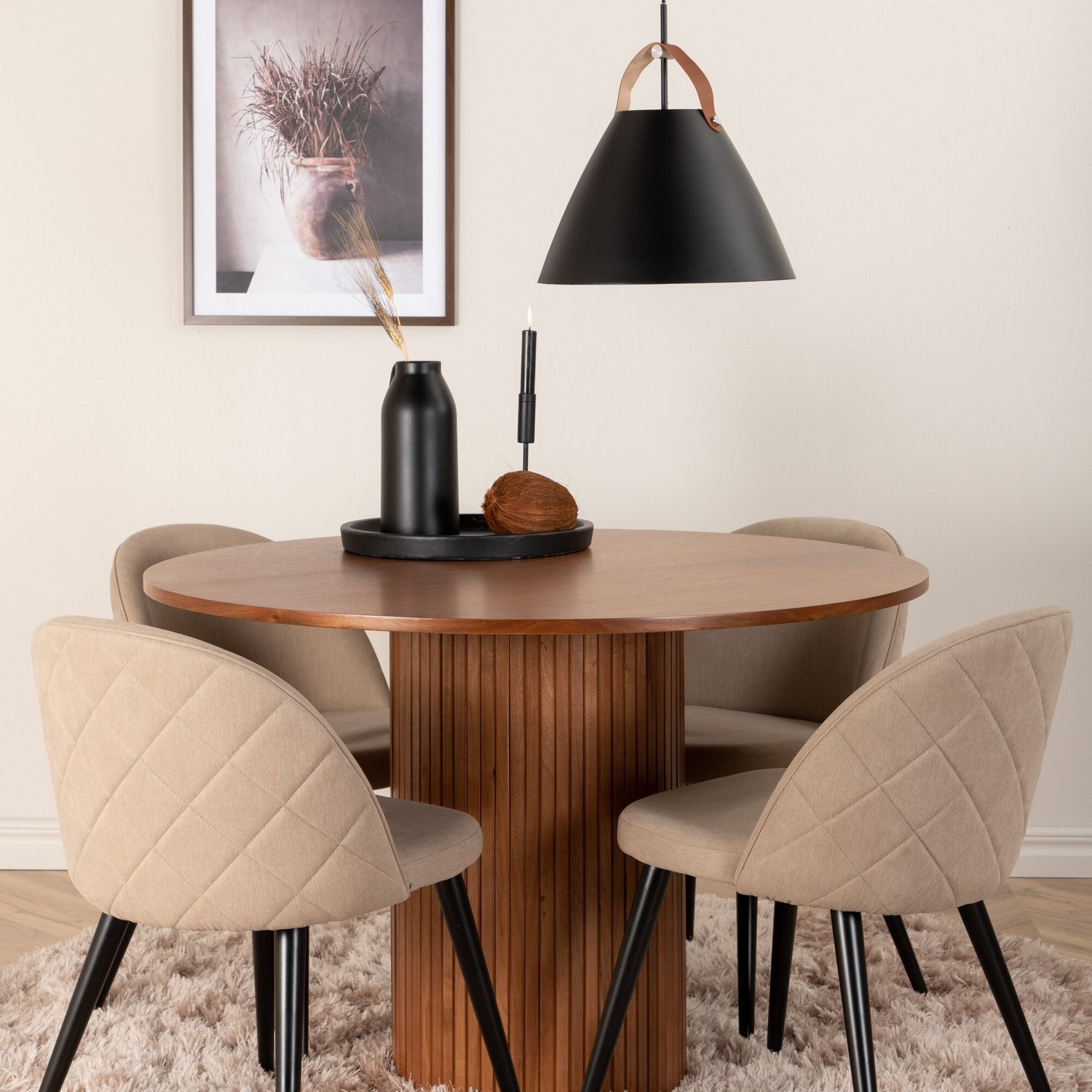 Matgrupp Venture Home med Runt Bianca Matbord och 4 Valentina Stitcthes Matstolar