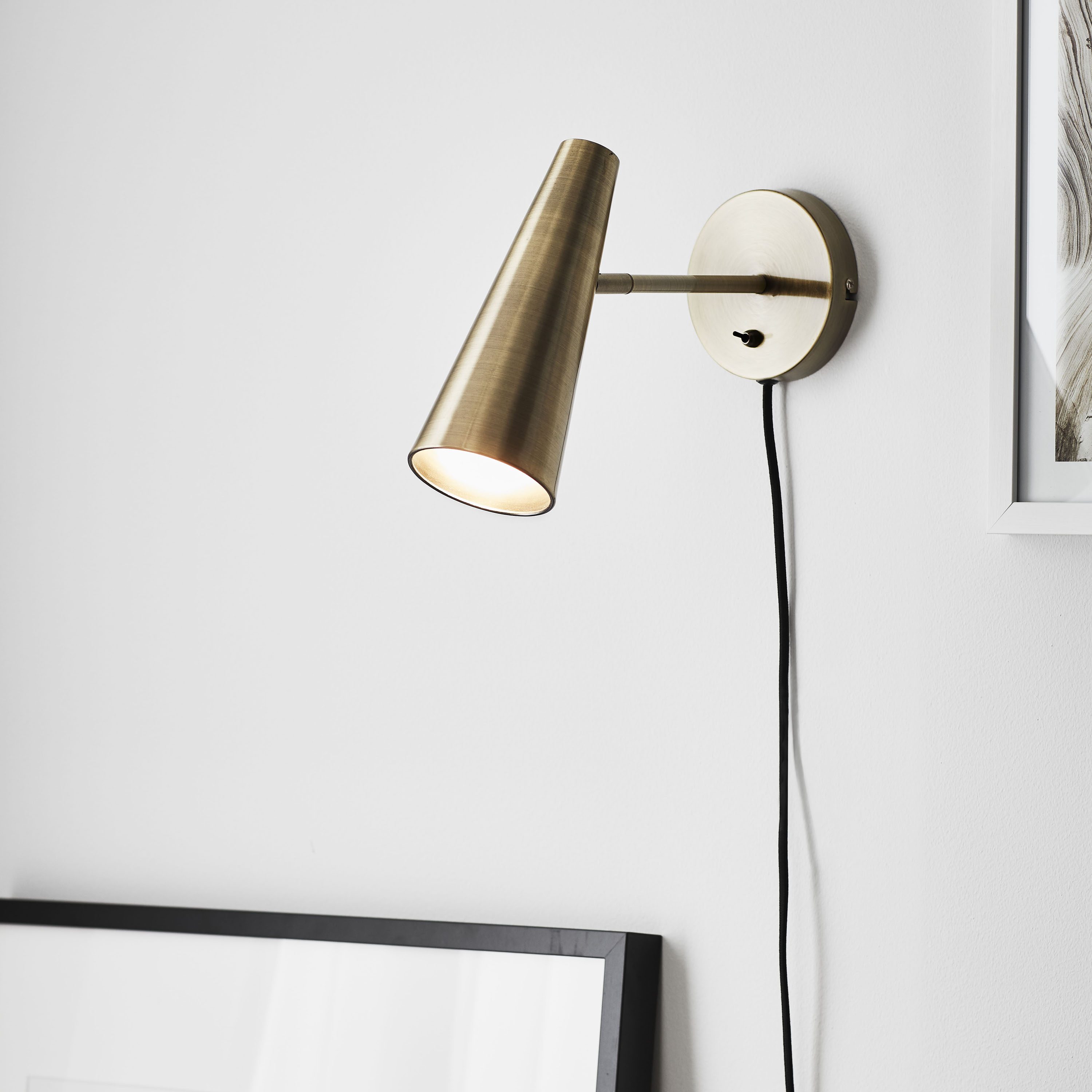 Vägglampa Markslöjd Peak