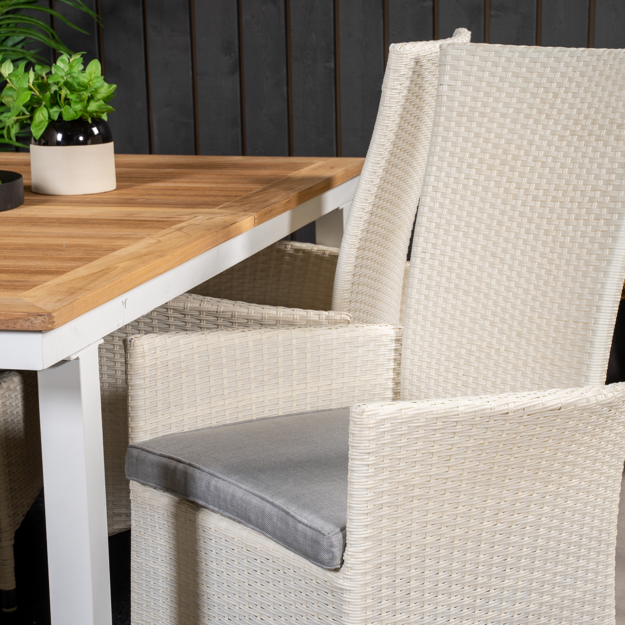 Matgrupp Utomhus Venture Home Perla 160/240 med 4 Pishi Trädgårdsstolar