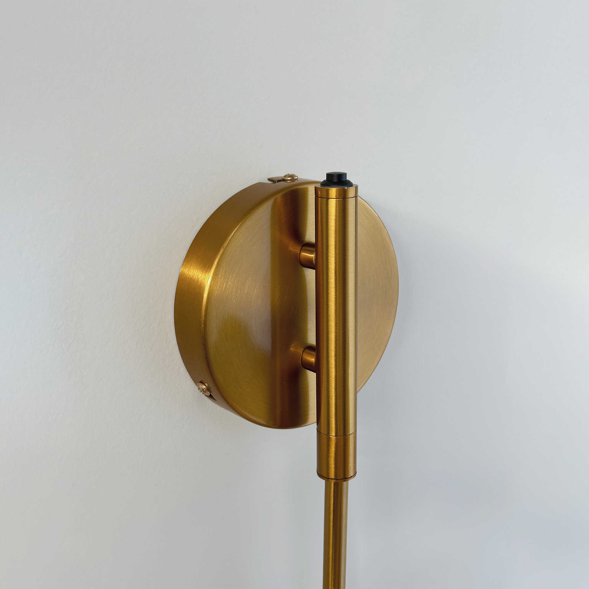 Vägglampa Dyberg Larsen Futura med Böjd Arm