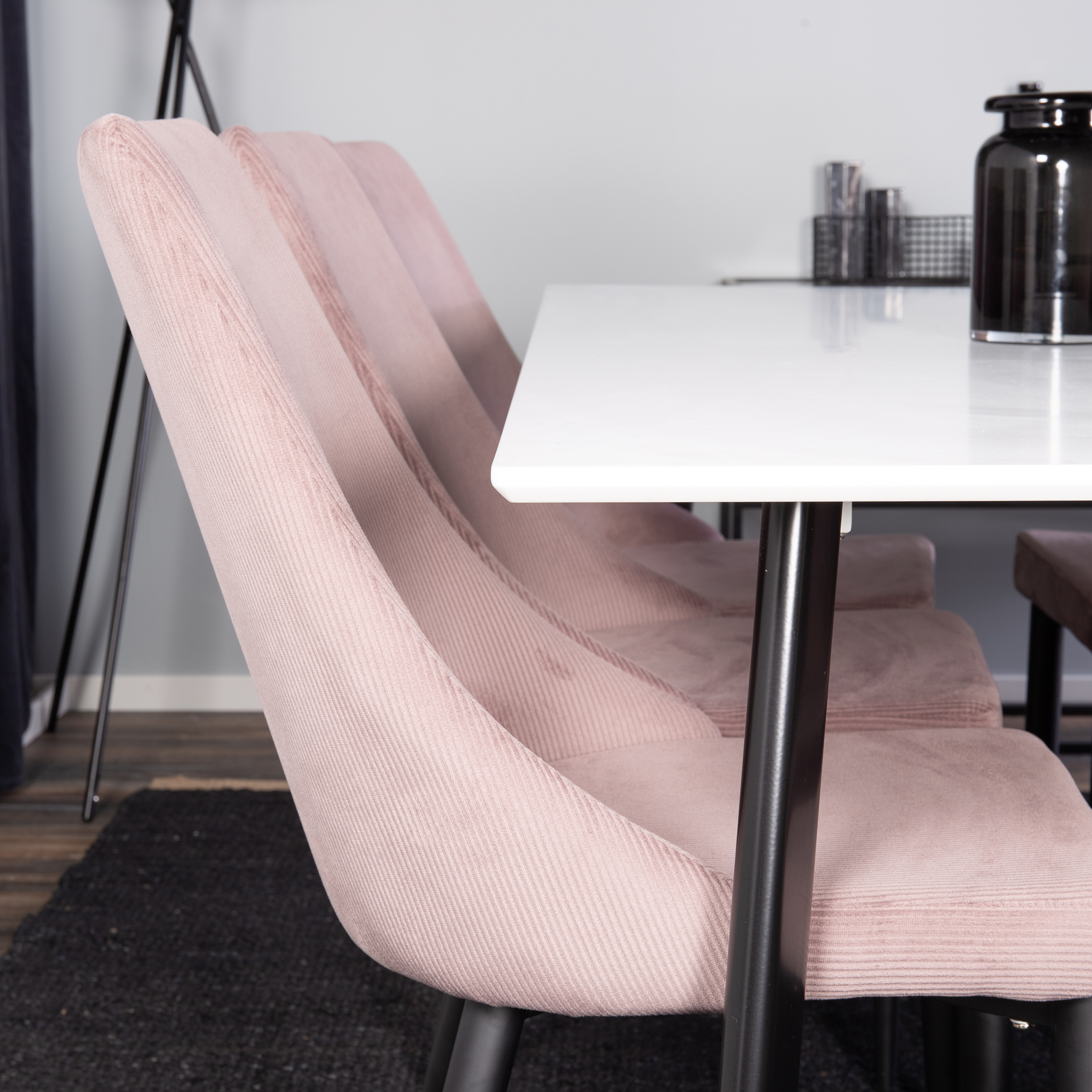 Matgrupp Venture Home Pobbie med 6 Laura Stolar Svarta Ben