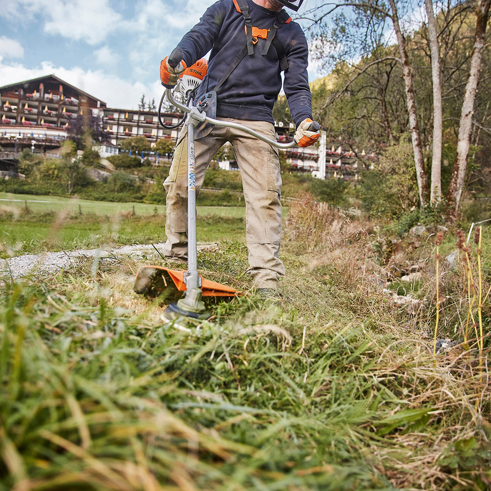 Röjsåg STIHL FS 131 inkl Sele och Tre Skärutrustningar