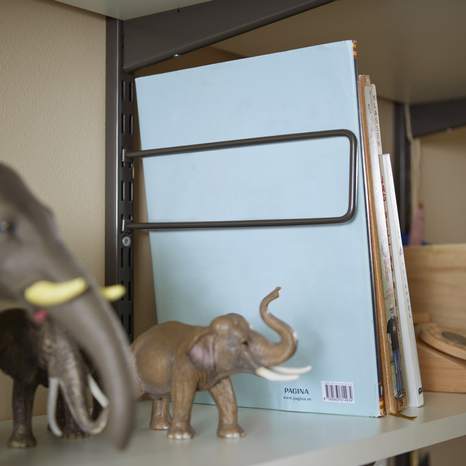 Bokstöd till Sparringskena/Väggskena Elfa