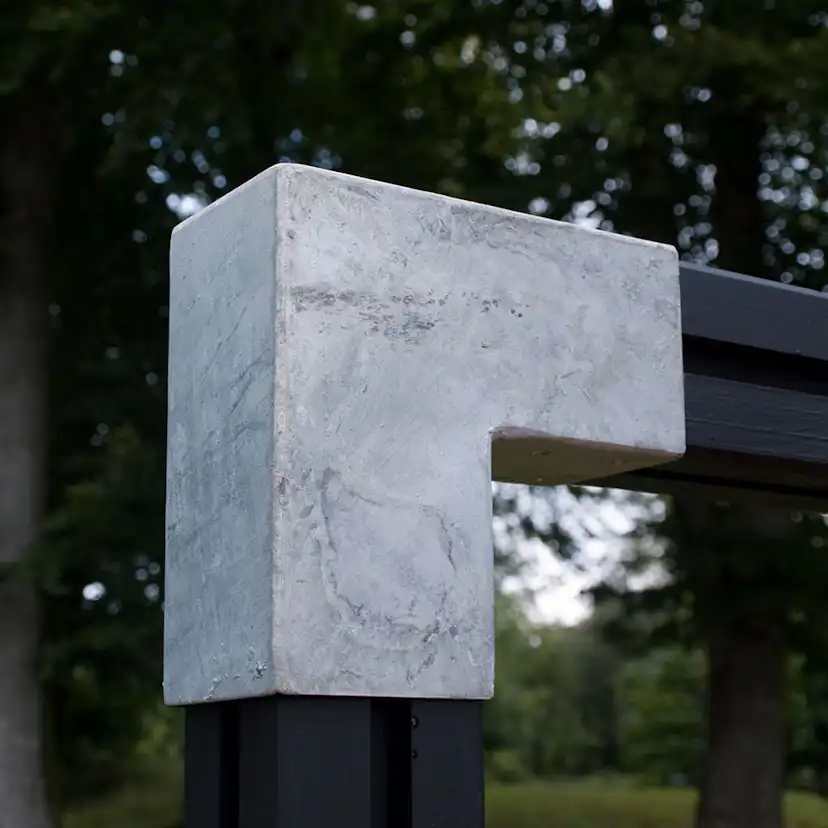 Cubic Hörnbeslag Enkel - till 9x9 cm stolper
