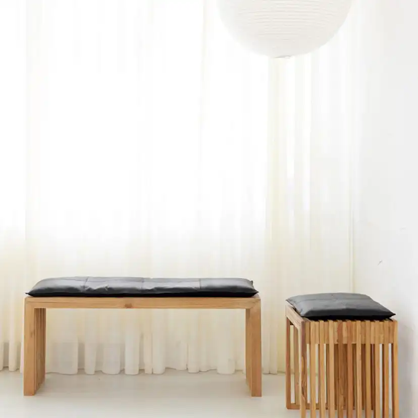 Bänk Cinas Rib Teak med Skinndyna