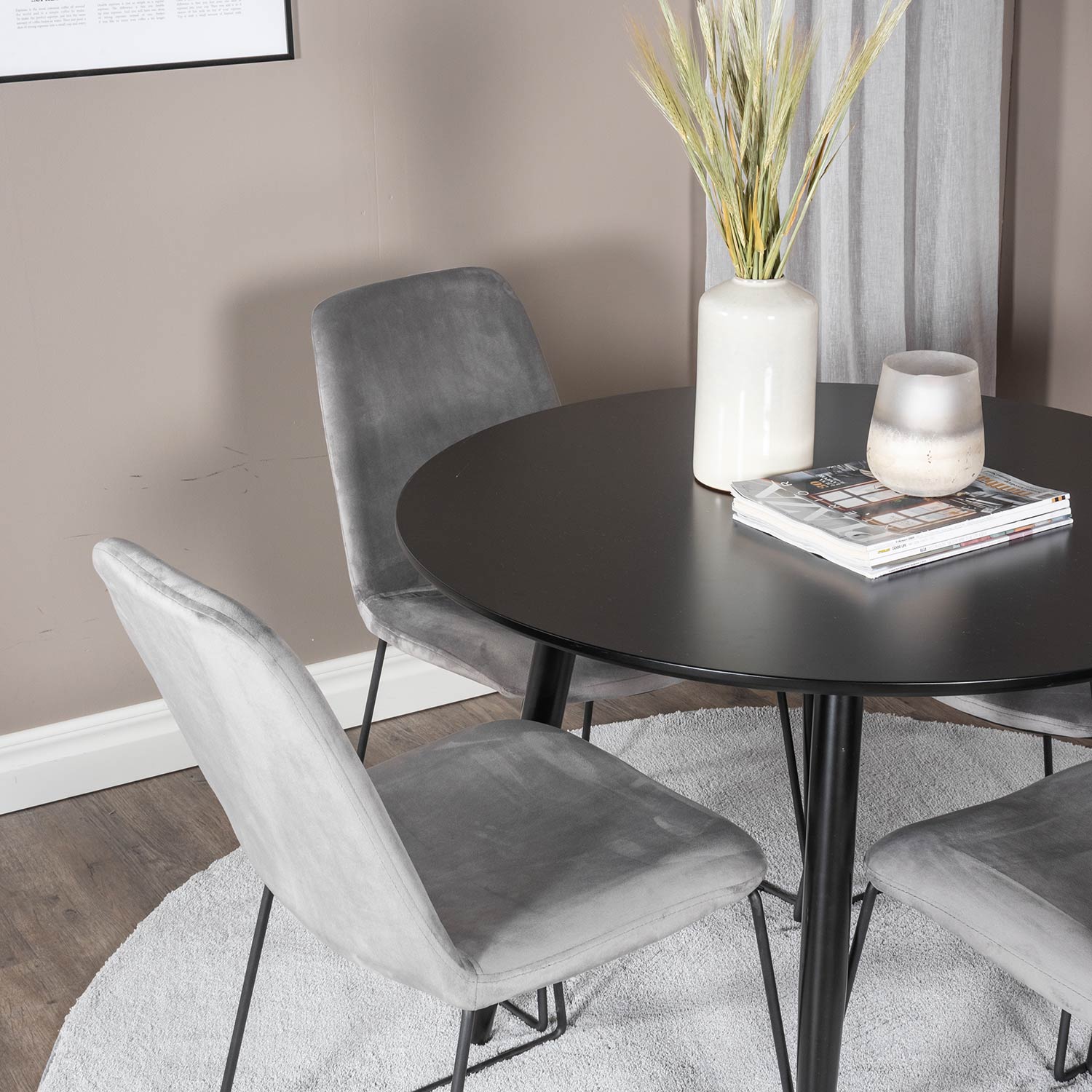 Matgrupp Venture Home Plake med 4 Muscot Stolar Sammet Runt