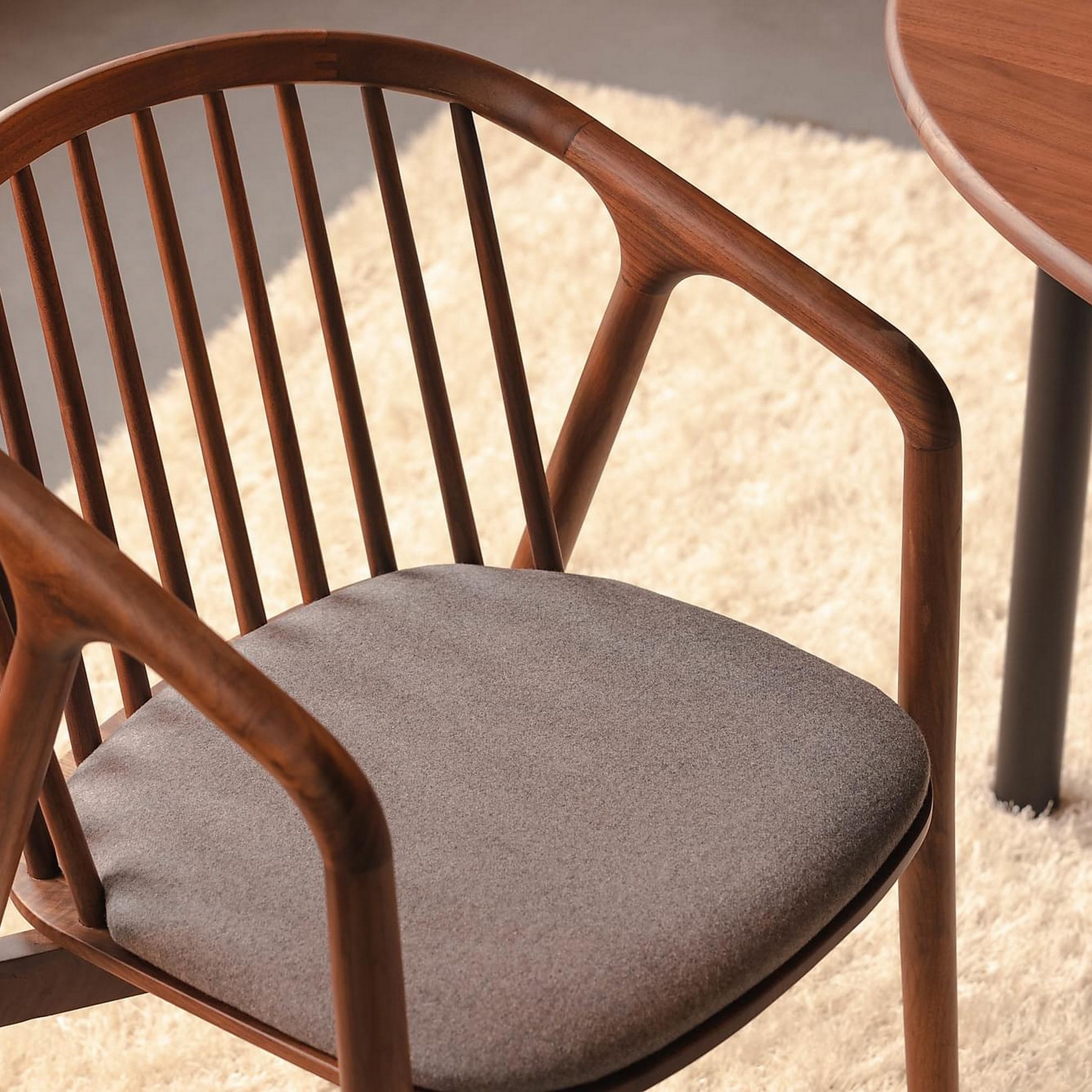 Matstol Bark Noira med Armstöd