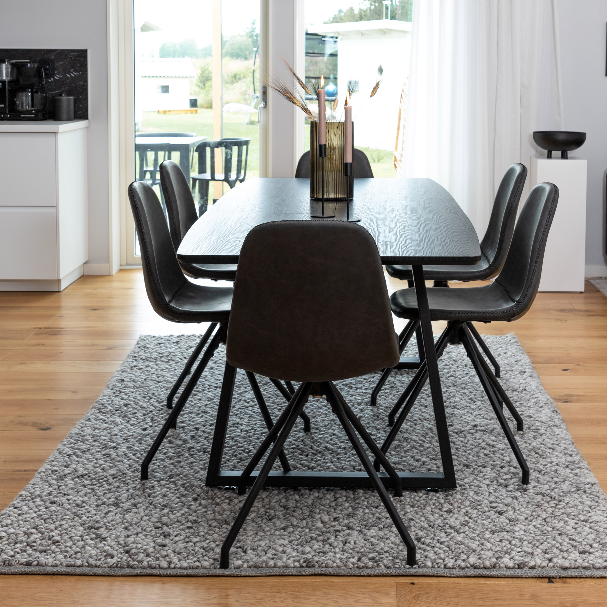 Matgrupp Venture Home Ina med 6 Pobbie Stolar