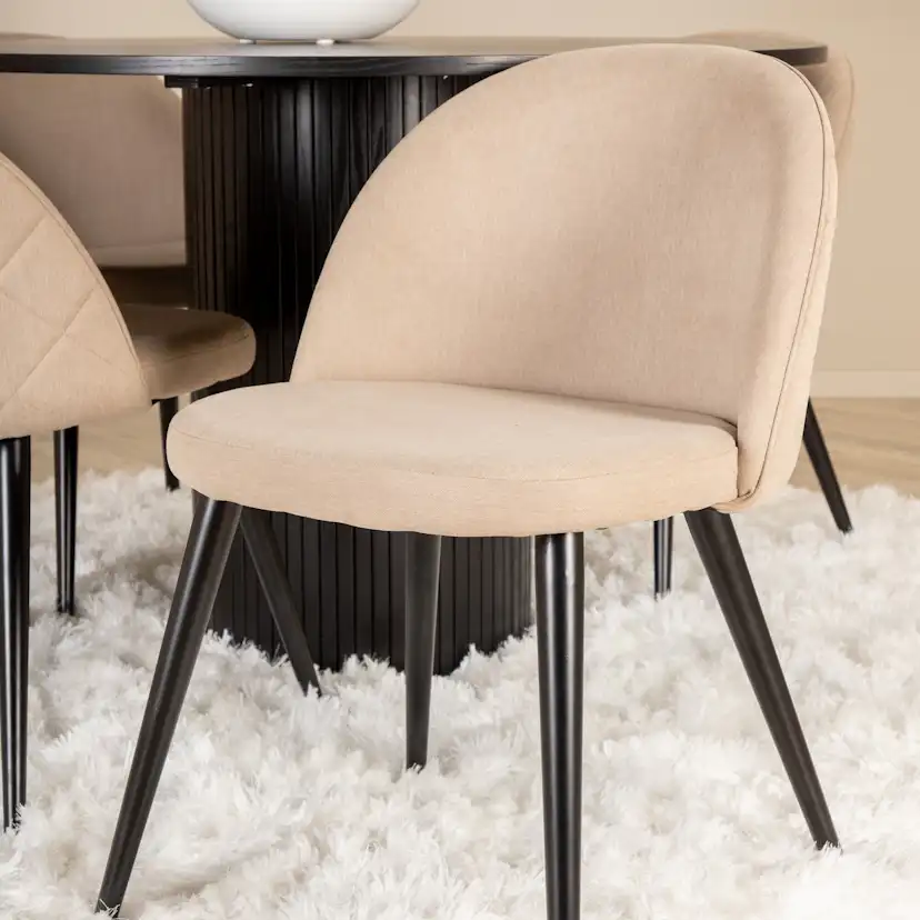 Matgrupp Venture Home med Runt Bianca Matbord och 4 Valentina Stitcthes Matstolar