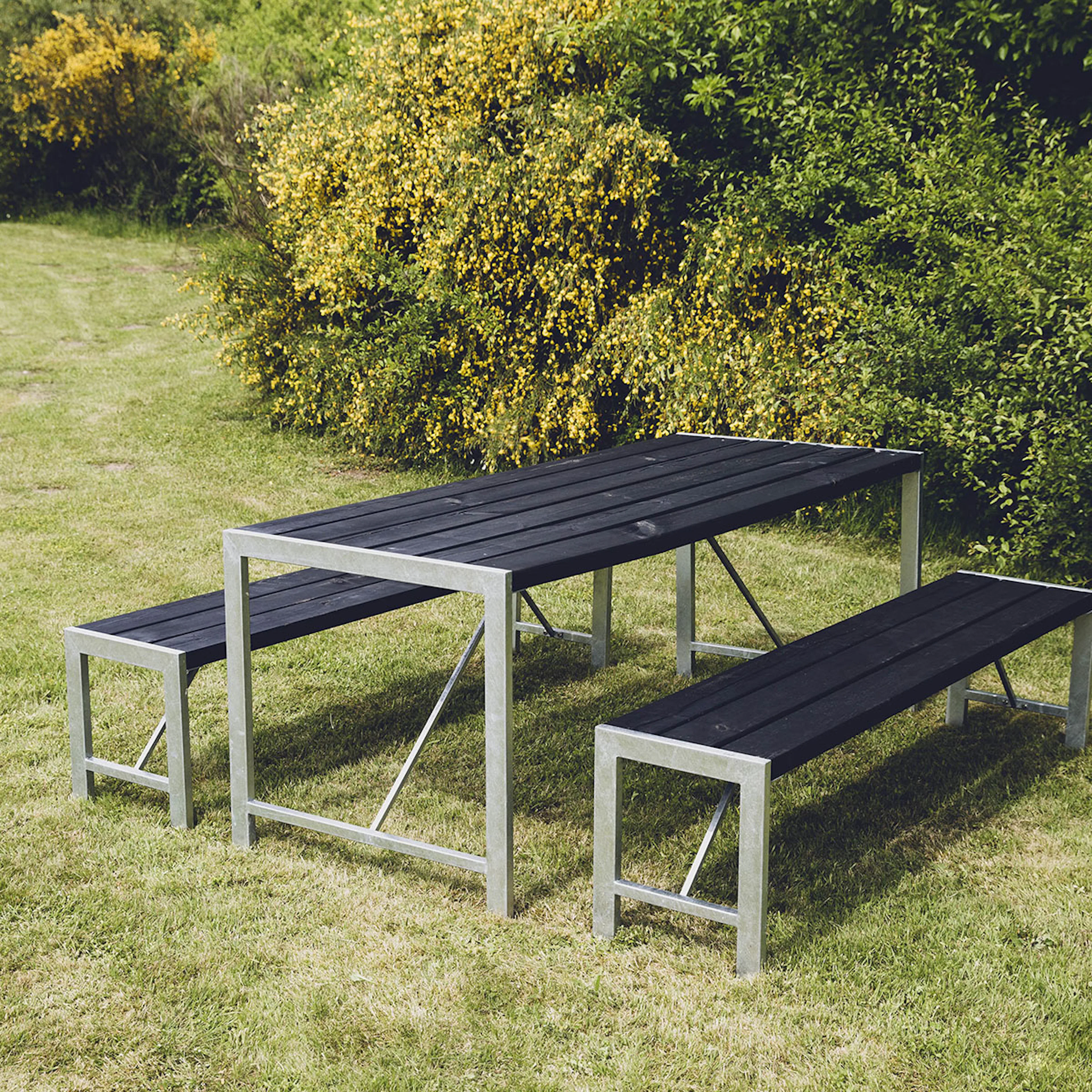 Bord och 2 Bänkar Hortus H-modell
