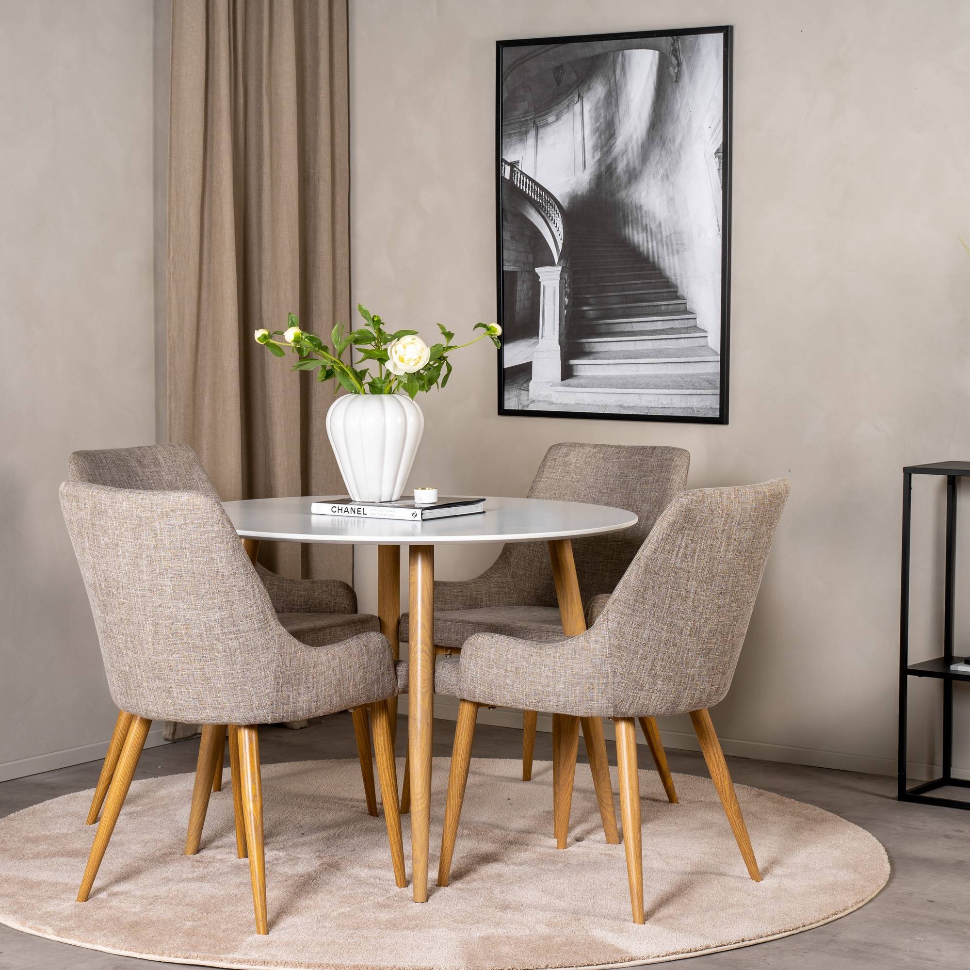 Matgrupp Basic Home Pelle Runt Matbord 100 cm med 4 Pelle Matstol