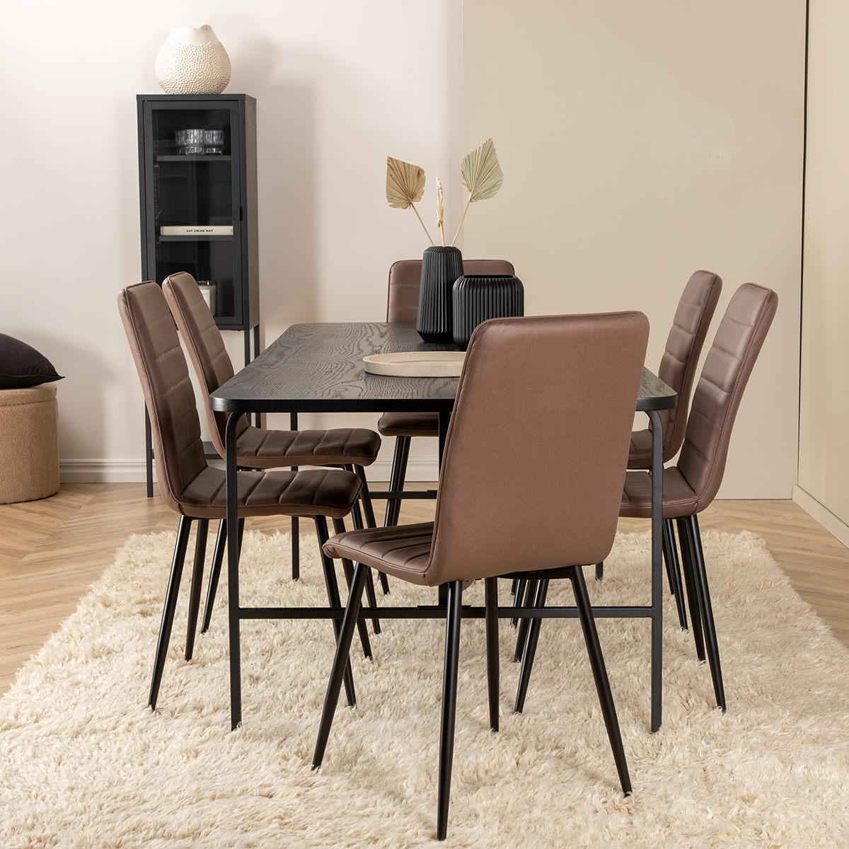 Matgrupp Venture Home Chicago matbord och Walerina matstol Svart