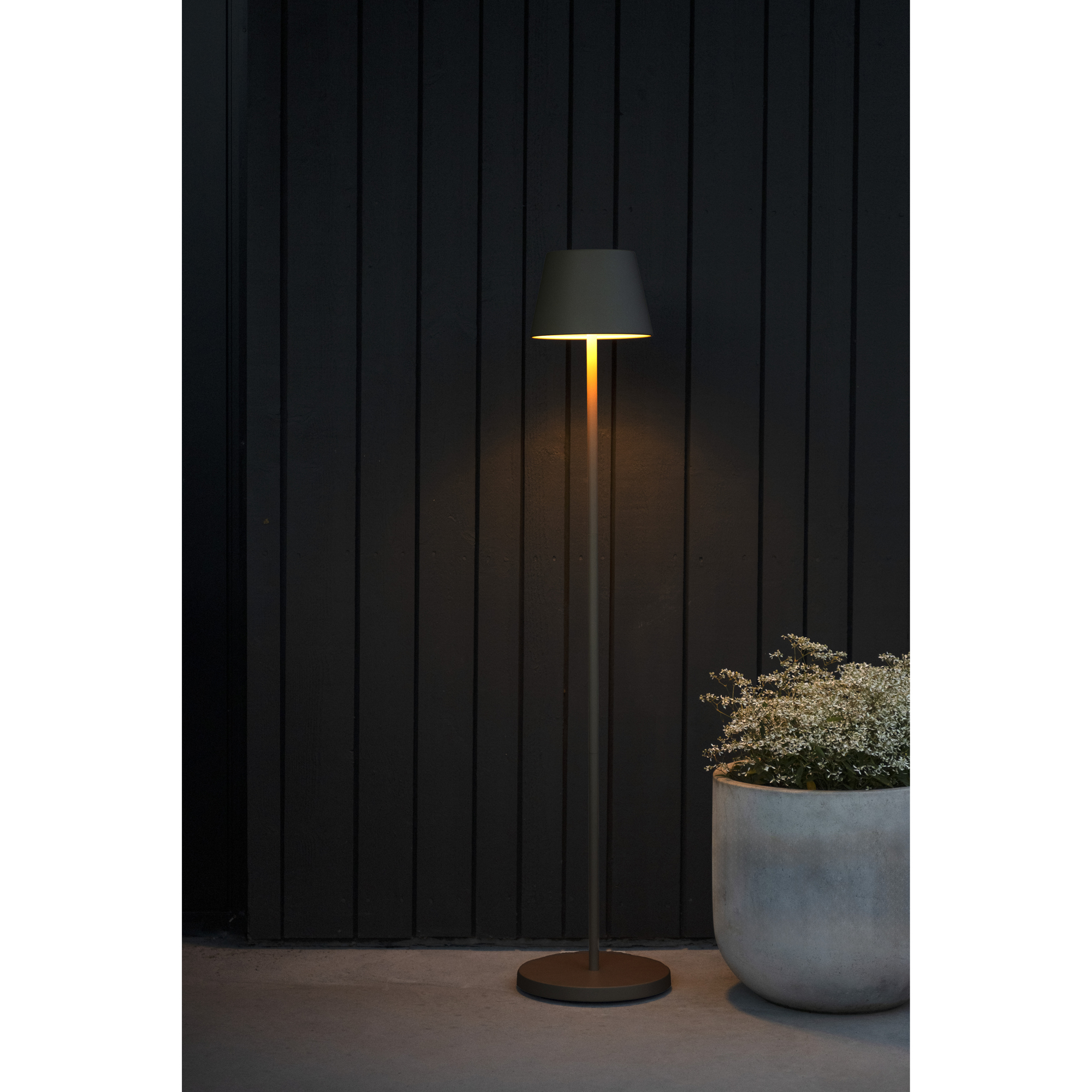 Golvlampa Gnojsö Konstsmide Pomezia M USB