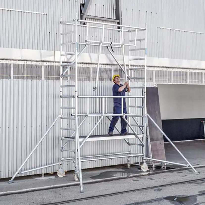 S-Plus Safetyställning 1,35 x 2,50 plh = 6,40 B= 1,35 m x H=2,50 m Platformhöjd= 6,40 m