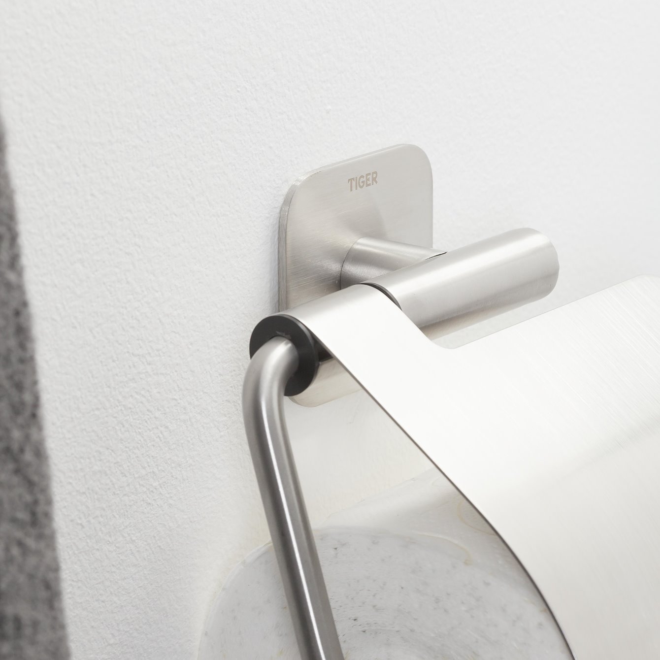Toalettpappershållare Tiger Colar Med Lock